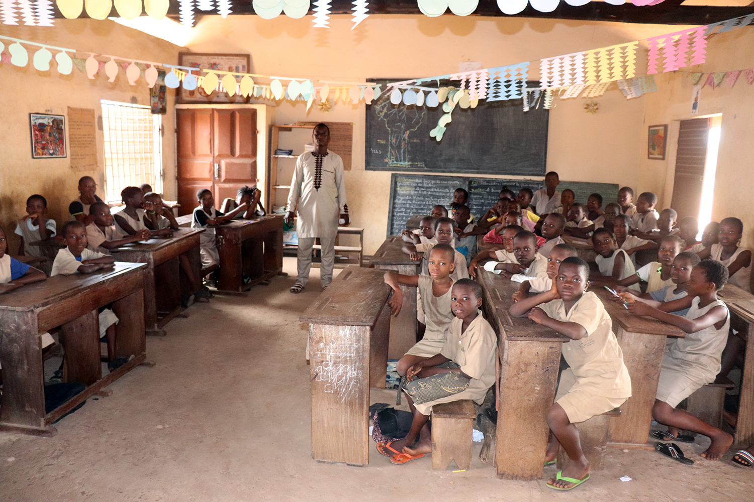 Les élèves de la classe de CM2 et leur enseignant, M. Amidou CHITOU à l’école primaire de Kandévié, reçoivent l’envoyée spéciale des globe-reporters. 