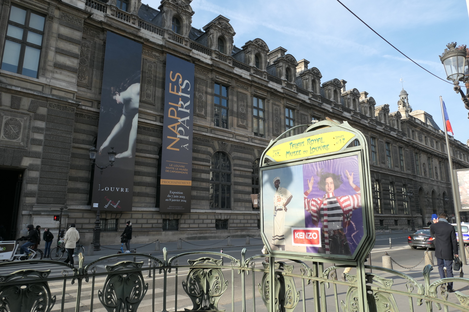 Océane SEGURA, l’envoyée spéciale des CM1, prend la ligne 1 du métro et sort à la station Palais Royal - Musée du Louvre dans le 1er arrondissement de Paris © Globe Reporters