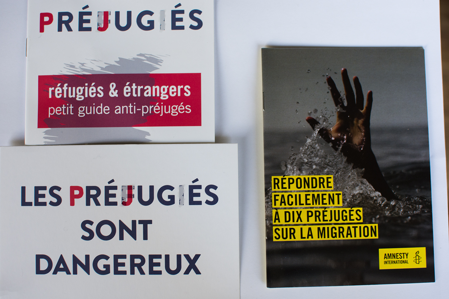 A Bruxelles, comme ailleurs en Europe, les associations de défense des étrangers et des droits de l’Homme lancent des campagnes actives pour combattre les idées reçues sur les étrangers (Ici, des livrets du Ciré et d’Amnesty International)