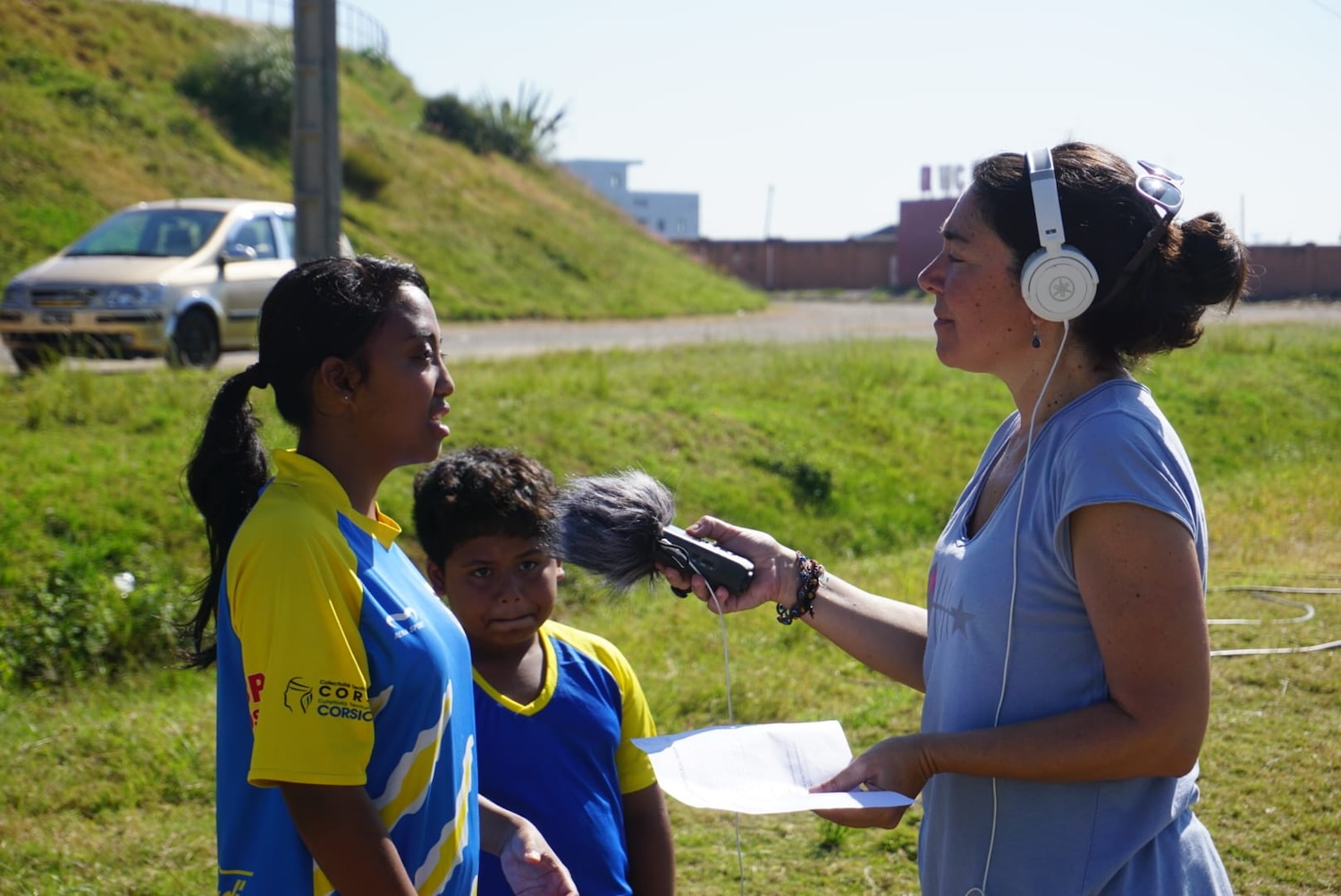 Lors de l’entretien avec Ny Avo Fitiavana RAKOTONDRABE, étudiante, joueuse de football et fille du sélectionneur de l’équipe nationale de Madagascar, le coach de l’AS Rôrô ©Globe Reporters