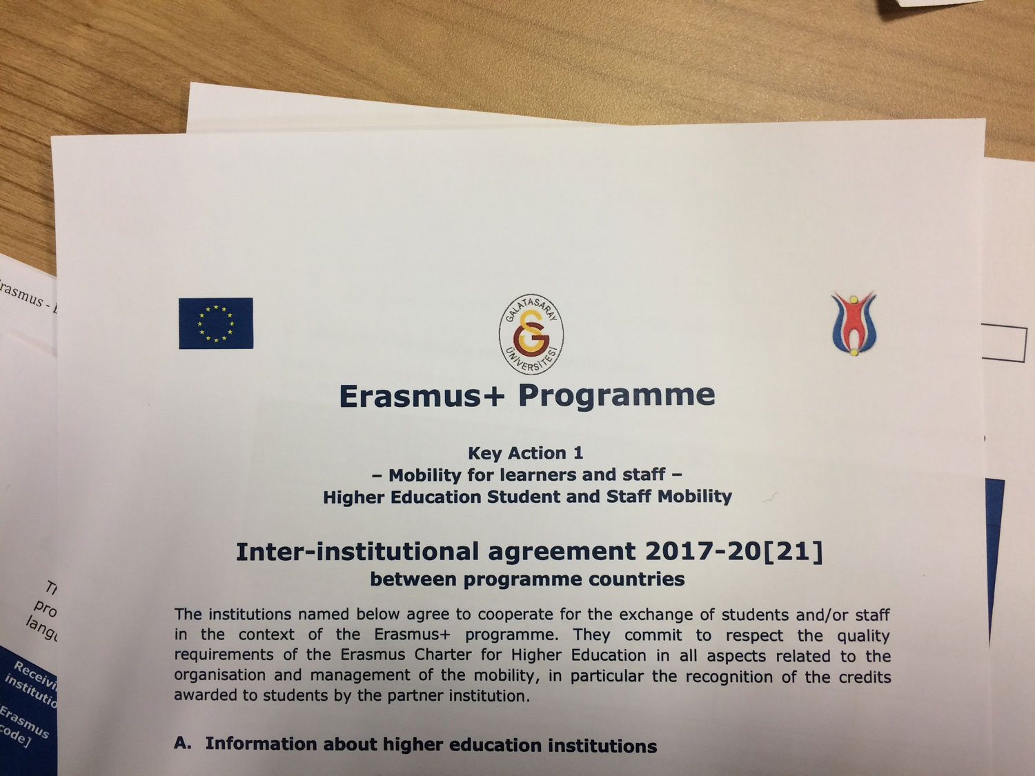 Esra Atuk signe de nombreux documents pour organiser les échanges Erasmus