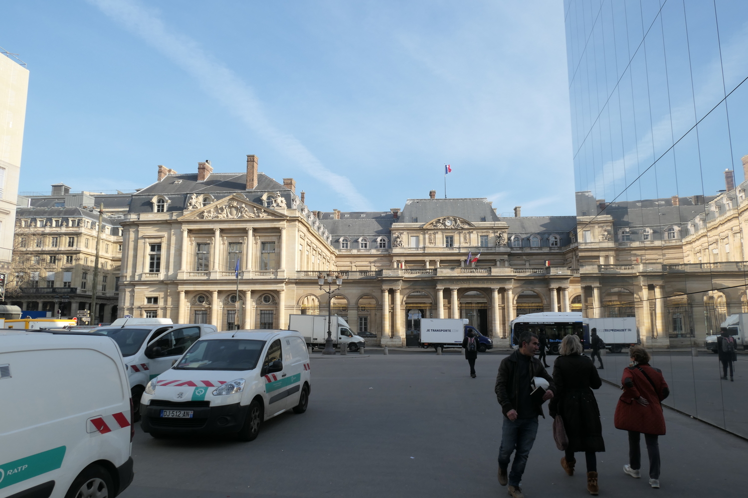 Océane SEGURA arrive sur la place du Palais Royal et passe devant le Conseil d’État © Globe Reporters