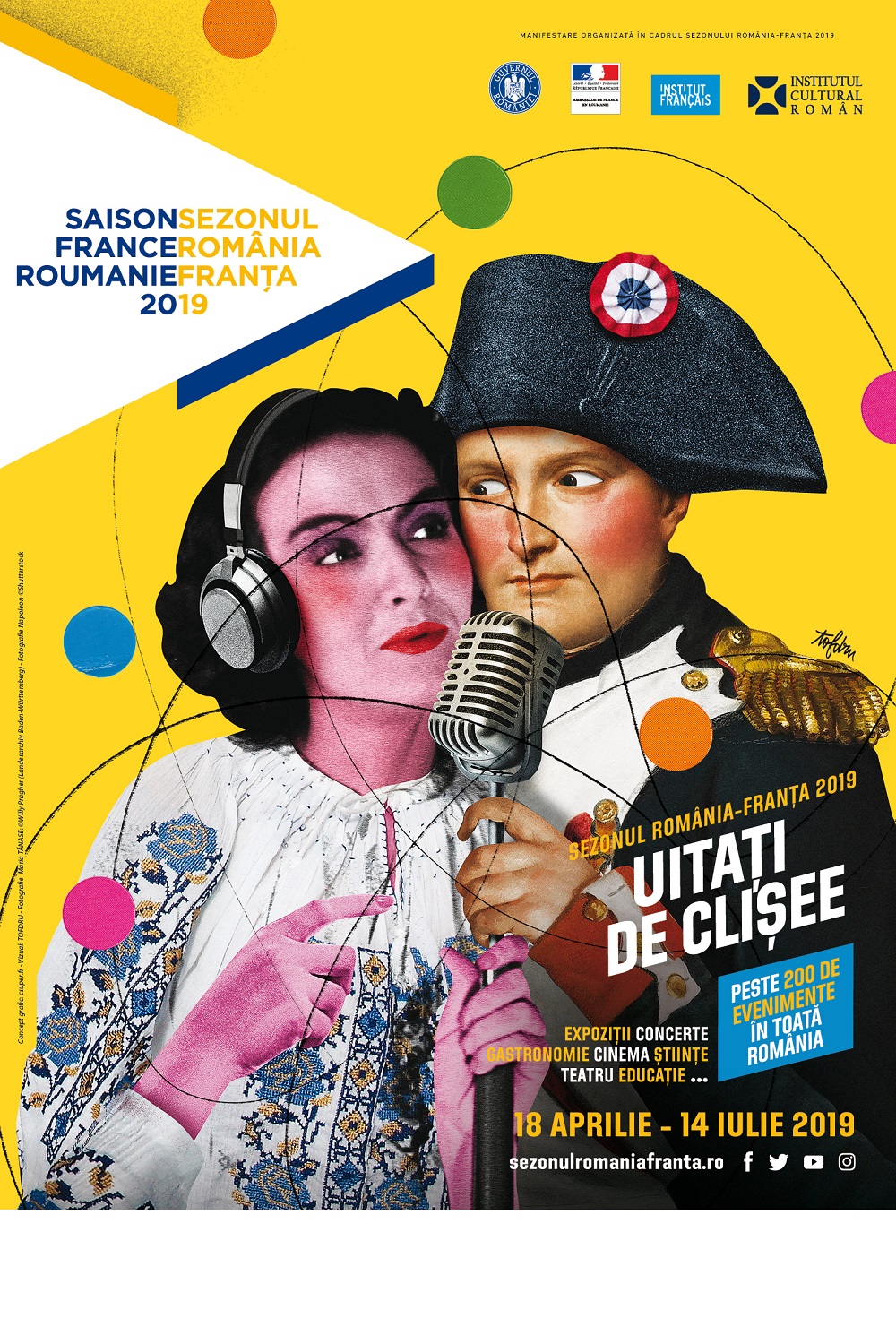 L’affiche roumaine montre Maria Tanase, une chanteuse roumaine populaire, dans les bras de Napoléon.