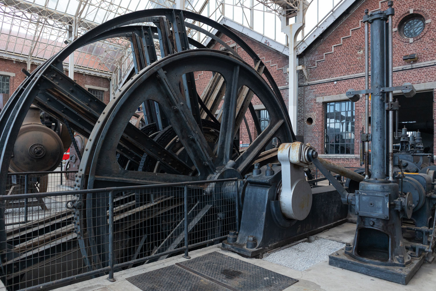 Machine d’extraction à vapeur horizontale à deux pistons de 1919, en service à la fosse 6 de la Compagnie des mines de l’Escarpelle à Leforest. Puissance 600 cv (441 kW)