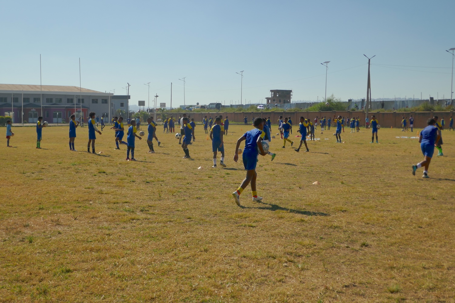 Des centaines d’enfants sont inscrits à l’école de football Association Sportive Rôrô, ASR © Globe Reporters