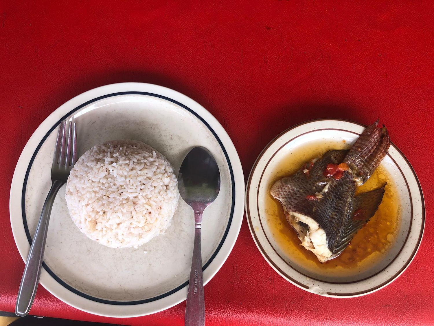 Ce plat appelé poisson à la sauce est un des plats servis chaque jour dans des milliers d’hotelys, les restaurants populaires de Madagascar © Globe Reporters