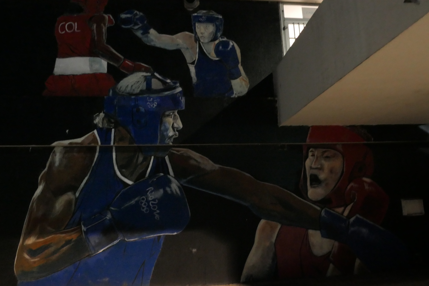 Il suffit à Océane SEGURA de suivre les fresques pour trouver l’entrée du club de boxe de Drancy © Globe Reporters