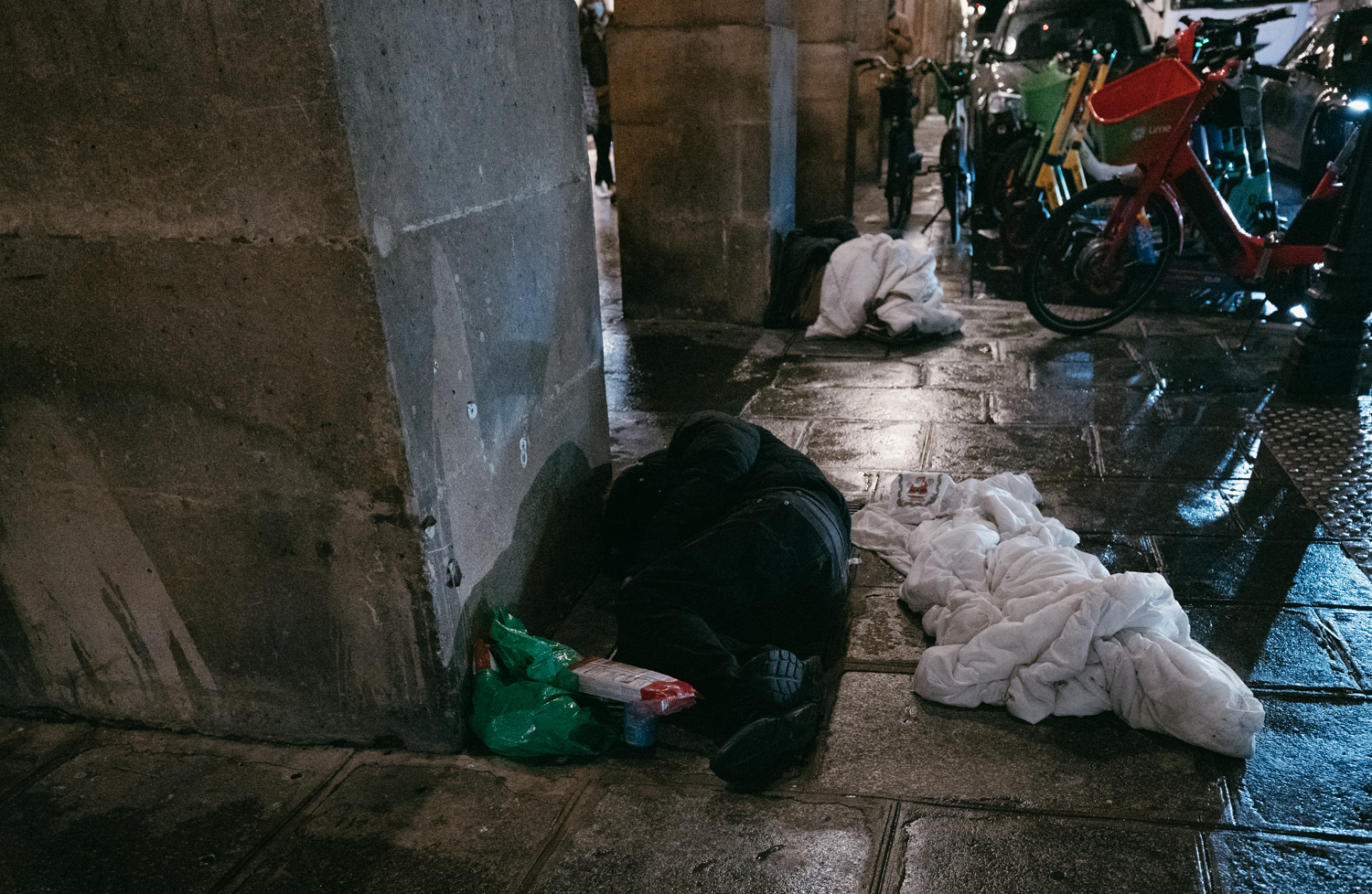 Paris regorge à la fois des personnes les plus riches de France, mais il y a aussi beaucoup de pauvreté et d’itinérance © Globe Reporters