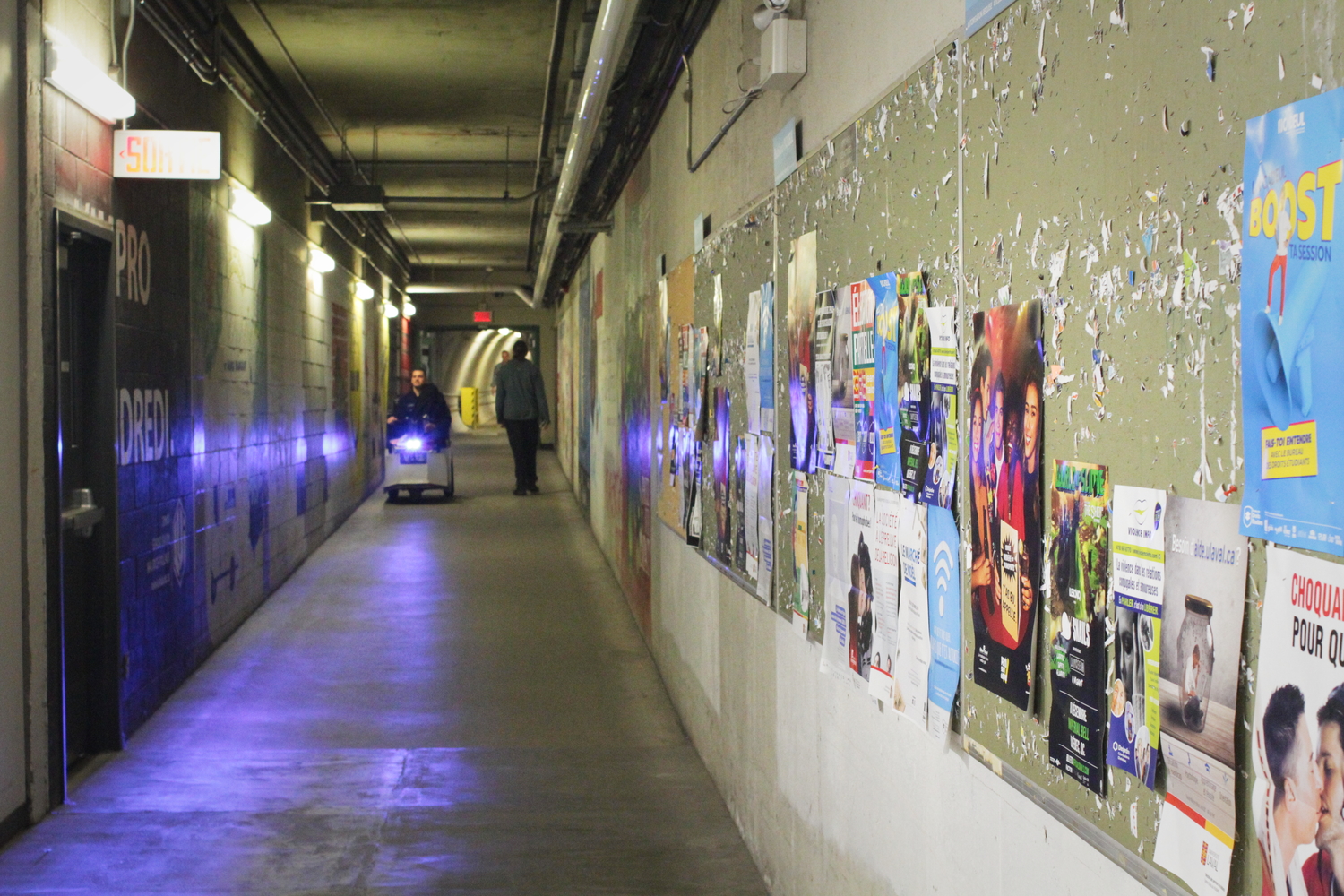 Un couloir souterrain. Les étudiants peuvent prendre des voiturettes pour circuler dans les souterrains.
