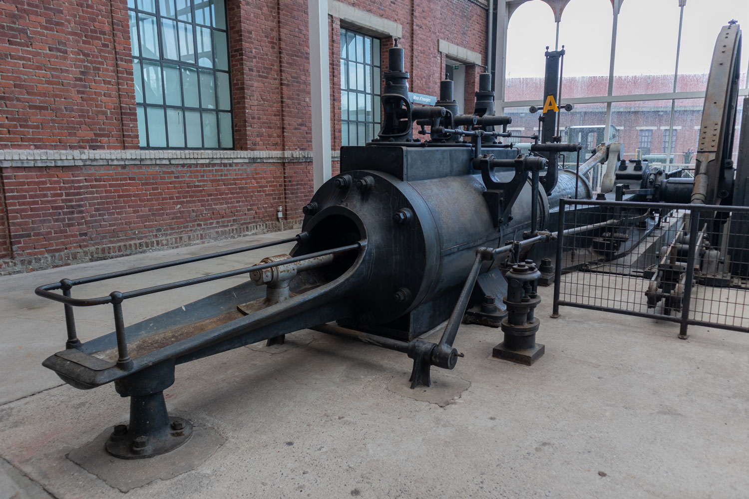 Machine d’extraction à vapeur horizontale à deux pistons de 1919, en service à la fosse 6 de la Compagnie des mines de l’Escarpelle à Leforest. Puissance 600 cv (441 kW) 