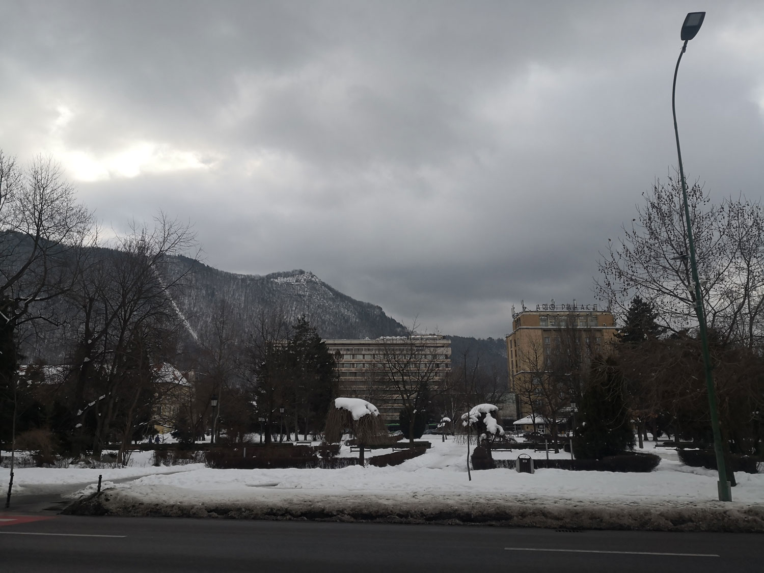 L’un des parcs en ville avec vue sur la « Tâmpa » (la Tempe en français), la colline qui surplombe Brașov et où est d’ailleurs écrit le nom de la ville © Globe Reporters
