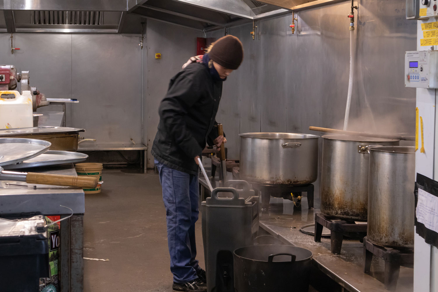 L’association Refugee Community Kitchen prépare chaque jour des repas chauds pour les migrants. 