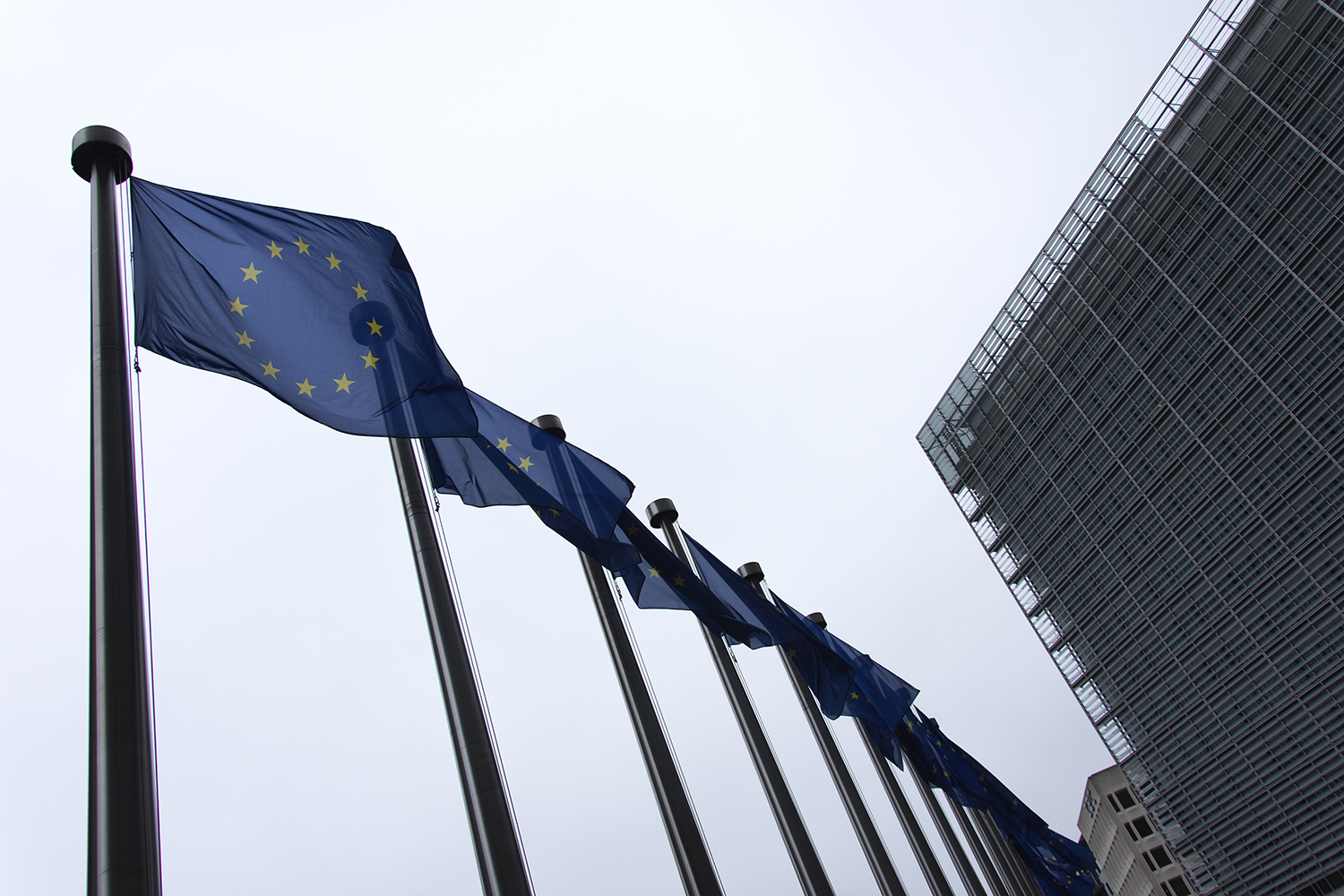Le drapeau de l’Union flotte à l’extérieur de la Commission européenne