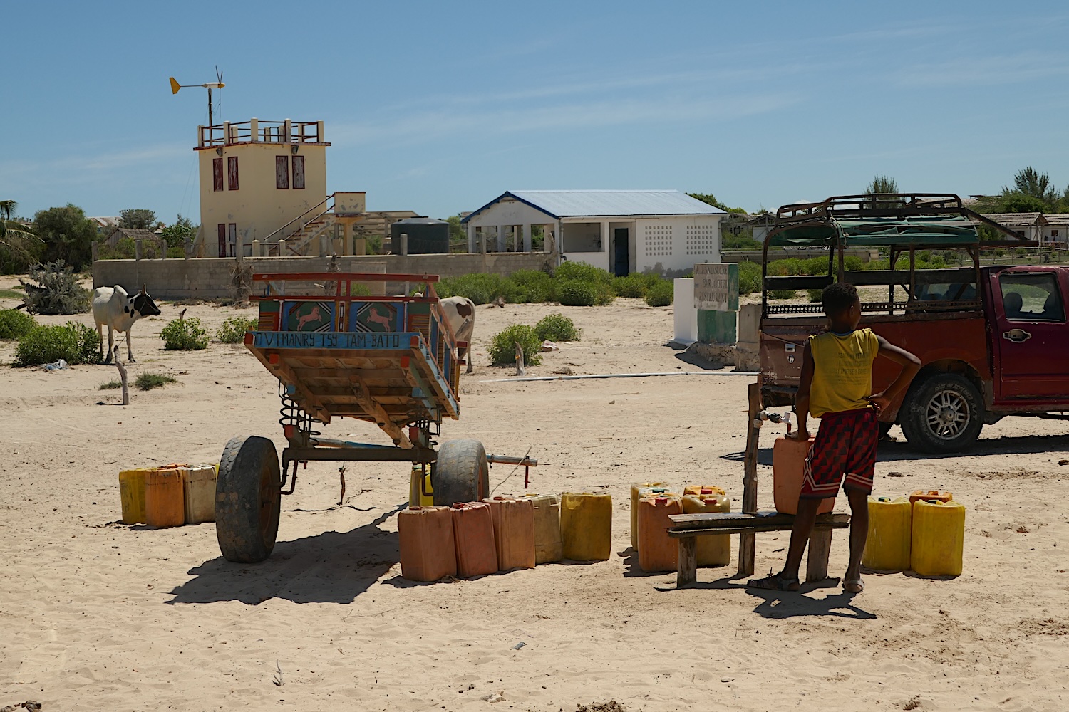 Tous les samedis matin, Emmarceli vient remplir des bidons de 20 litres à la pompe d’eau de la commune d’Efoetse pour toute sa famille © Globe Reporters