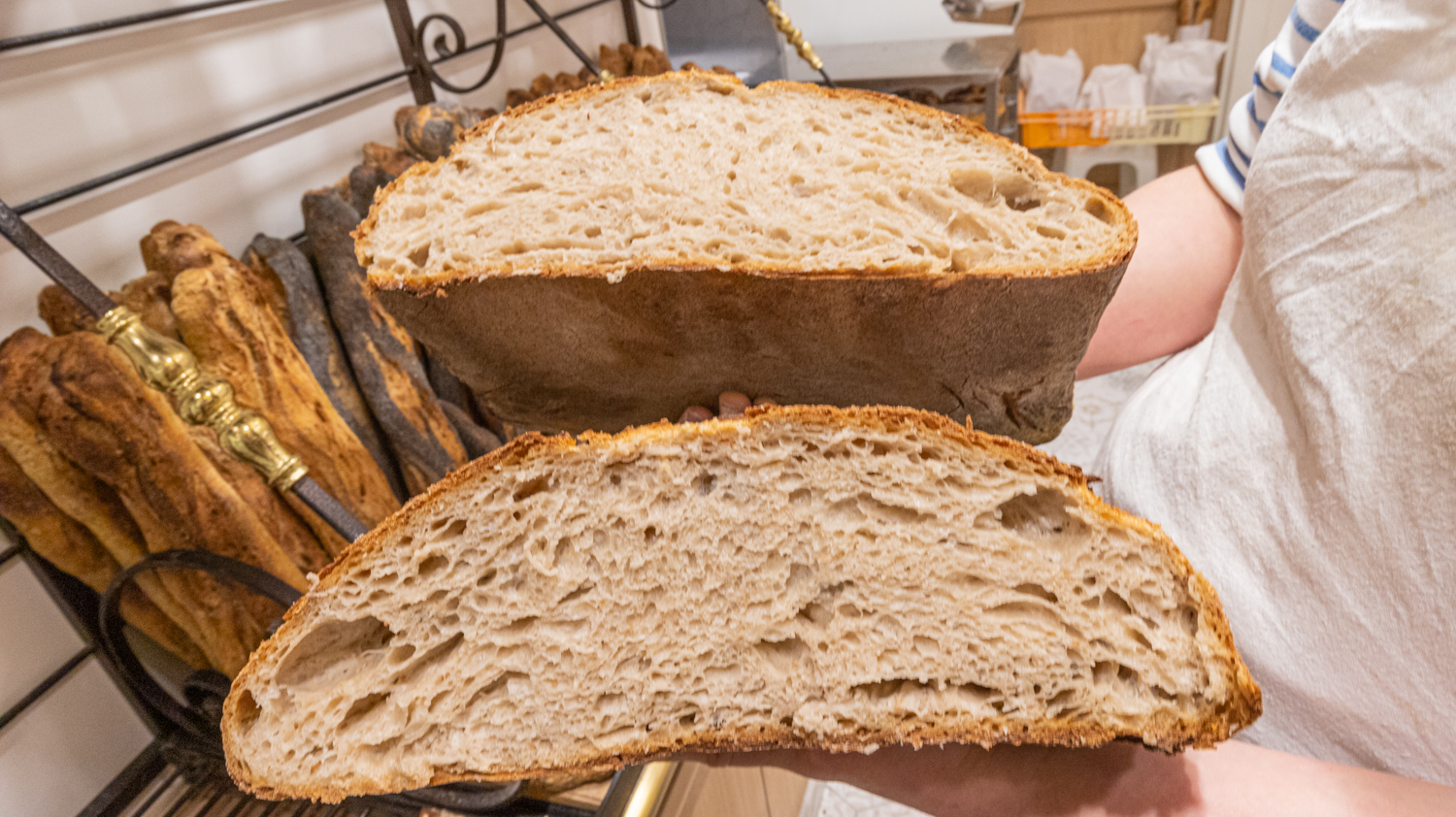 Le fait d’avoir des alvéoles (les trous) dans le pain est bon signe. Il sera plus facile à digérer © Globe Reporters