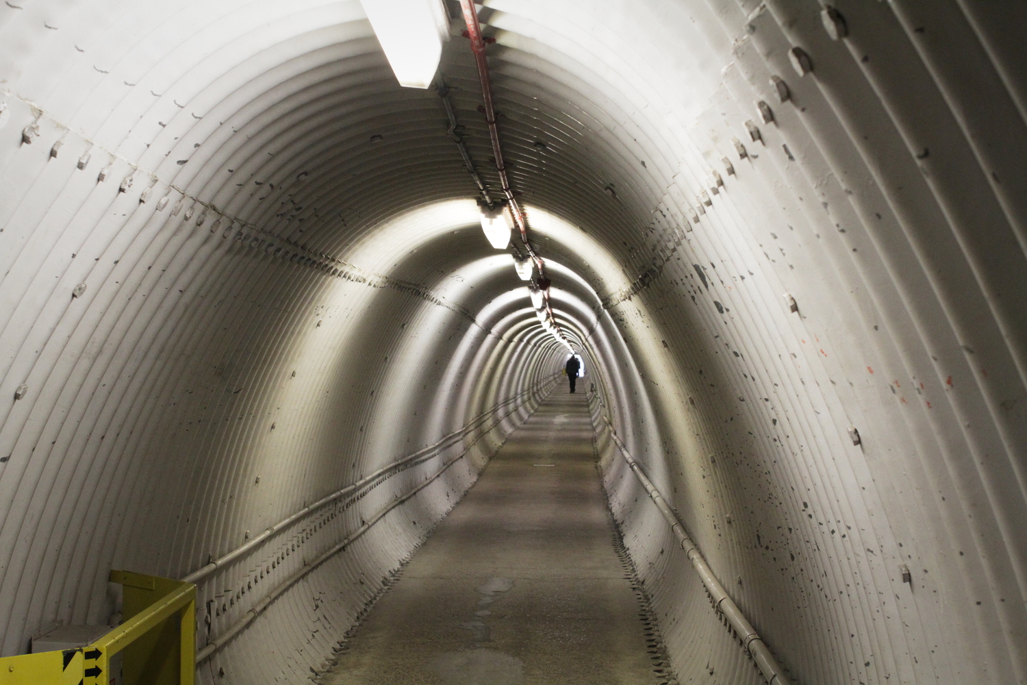 Le couloir souterrain qui mène au pavillon VACHON.