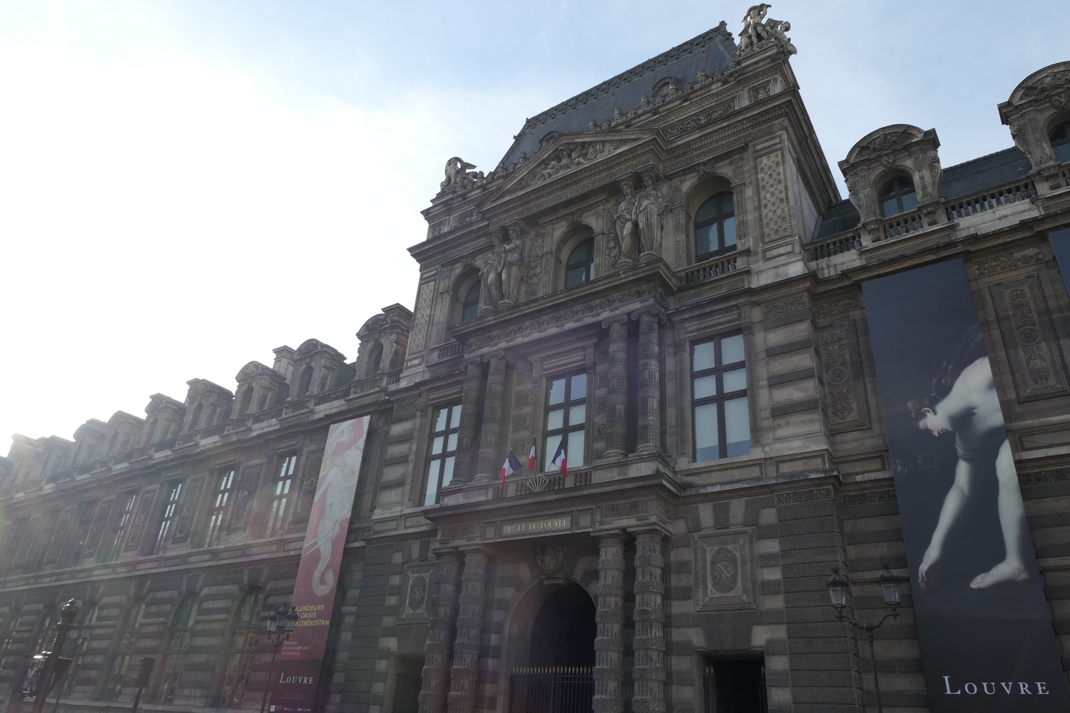 Après l’interview, Océane fait encore un peu de tourisme en passant devant le Louvre baigné de soleil © Globe Reporters