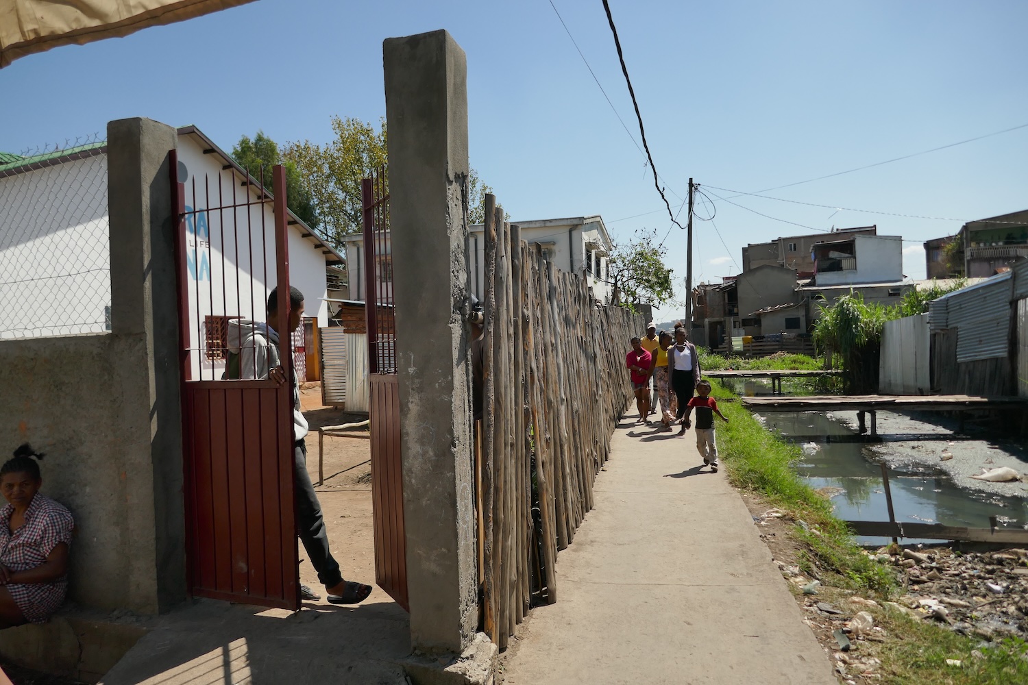 Rue où se situe l’association Zara Aina, « partager la vie » en malgache, situé dans le quartier d’Ankazomanga, à Antananarivo © Globe Reporters