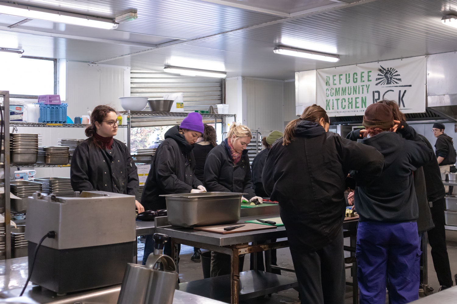 08 L’association Refugee Community Kitchen prépare chaque jour des repas chauds pour les migrants. 
