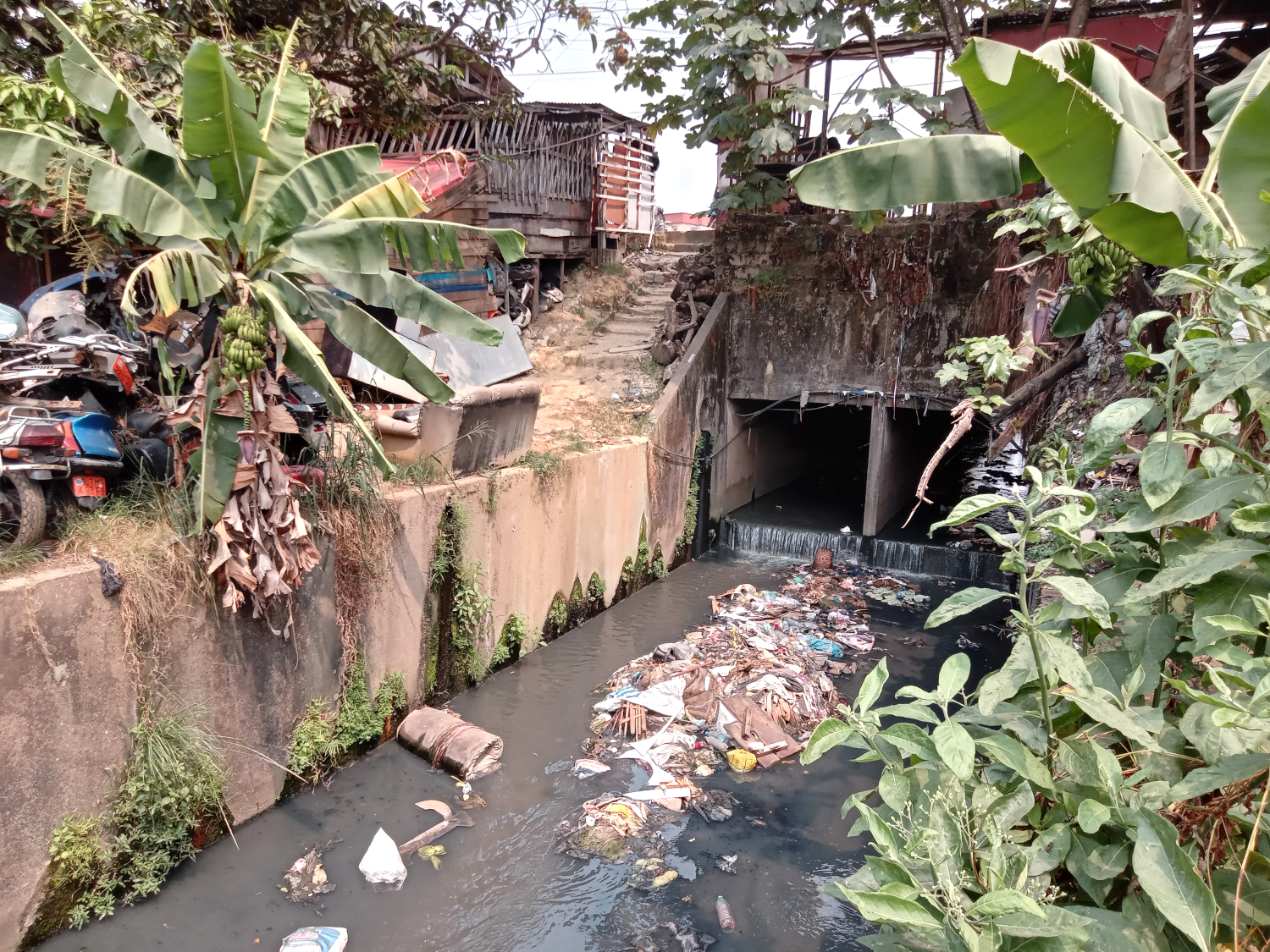 Faute d’installations adéquates, les habitants jettent souvent leurs eaux usées dans ces canaux © Globe Reporters
