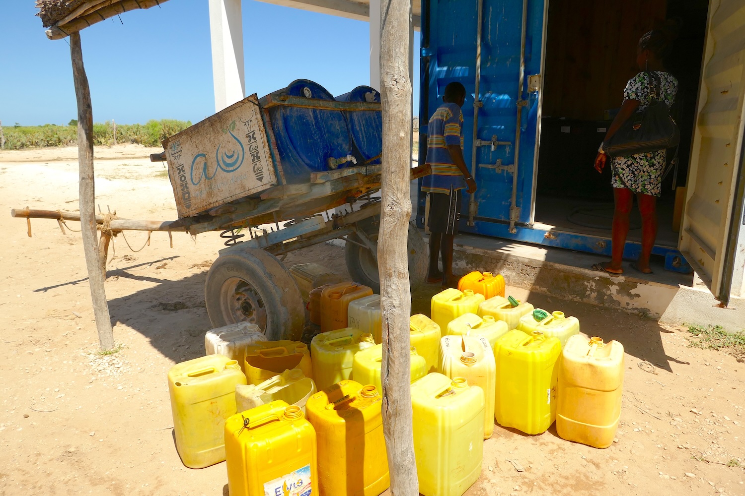 À l’extérieur, la charrette TransMad qui sert à approvisionner en eau potable les villages des alentours dans le cadre du programme des apporteurs d’eau © Globe Reporters