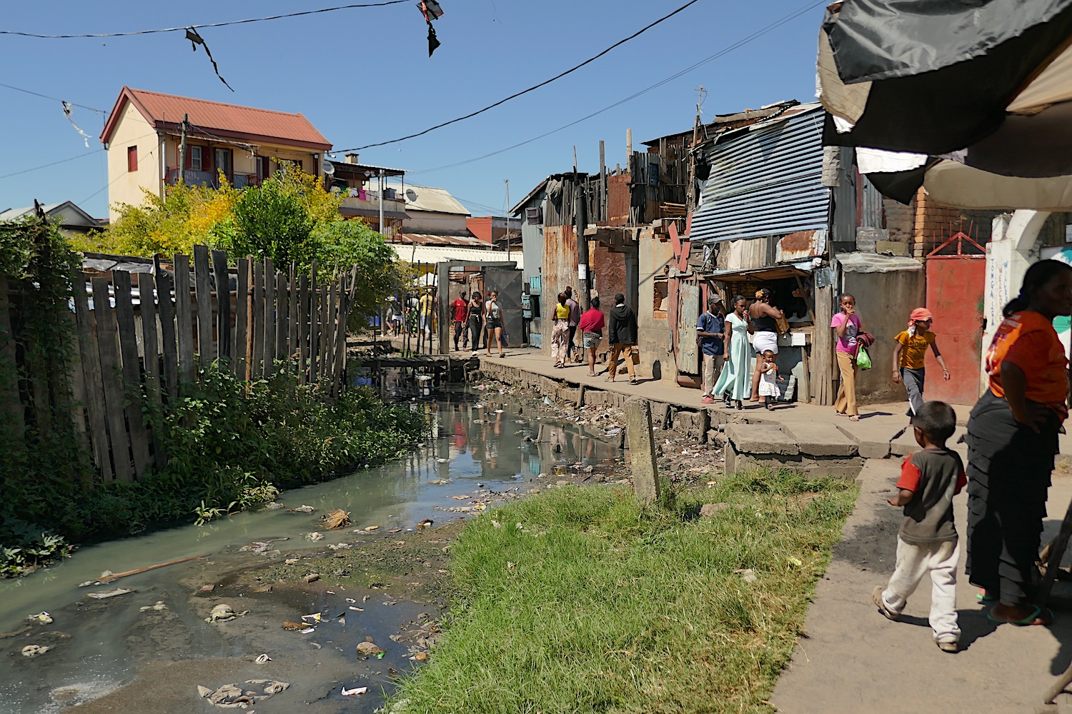La rue où se situe l’association Zara Aina dans le quartier d’Ankazomanga, à Antananarivo © Globe Reporters