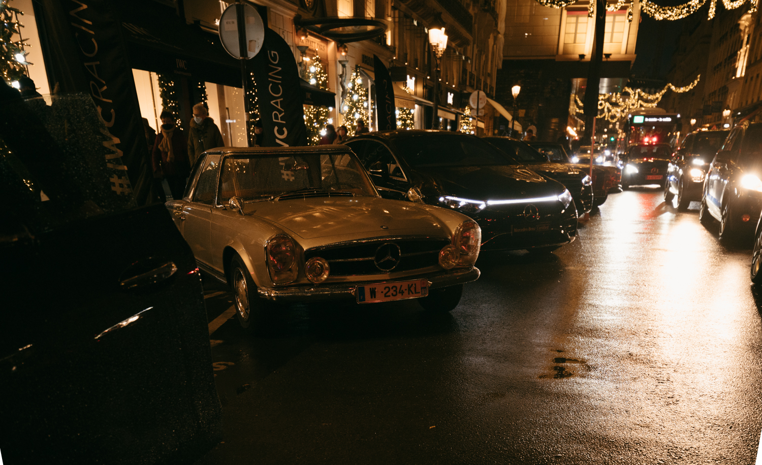 Près de la Place Vendôme, le concessionnaire Mercedes expose ses modèles © Globe Reporters