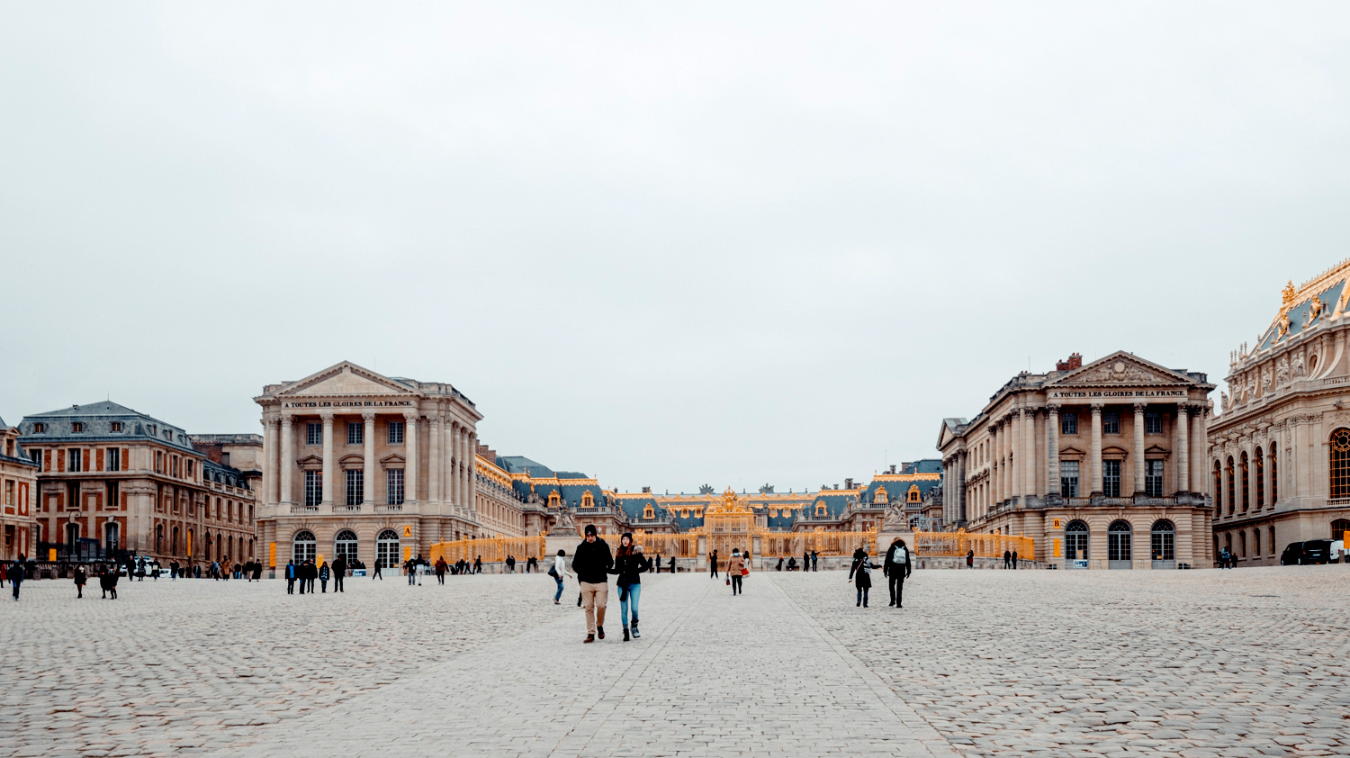 Dès l’entrée, le Château de Versailles impressionne par sa taille © Globe Reporters