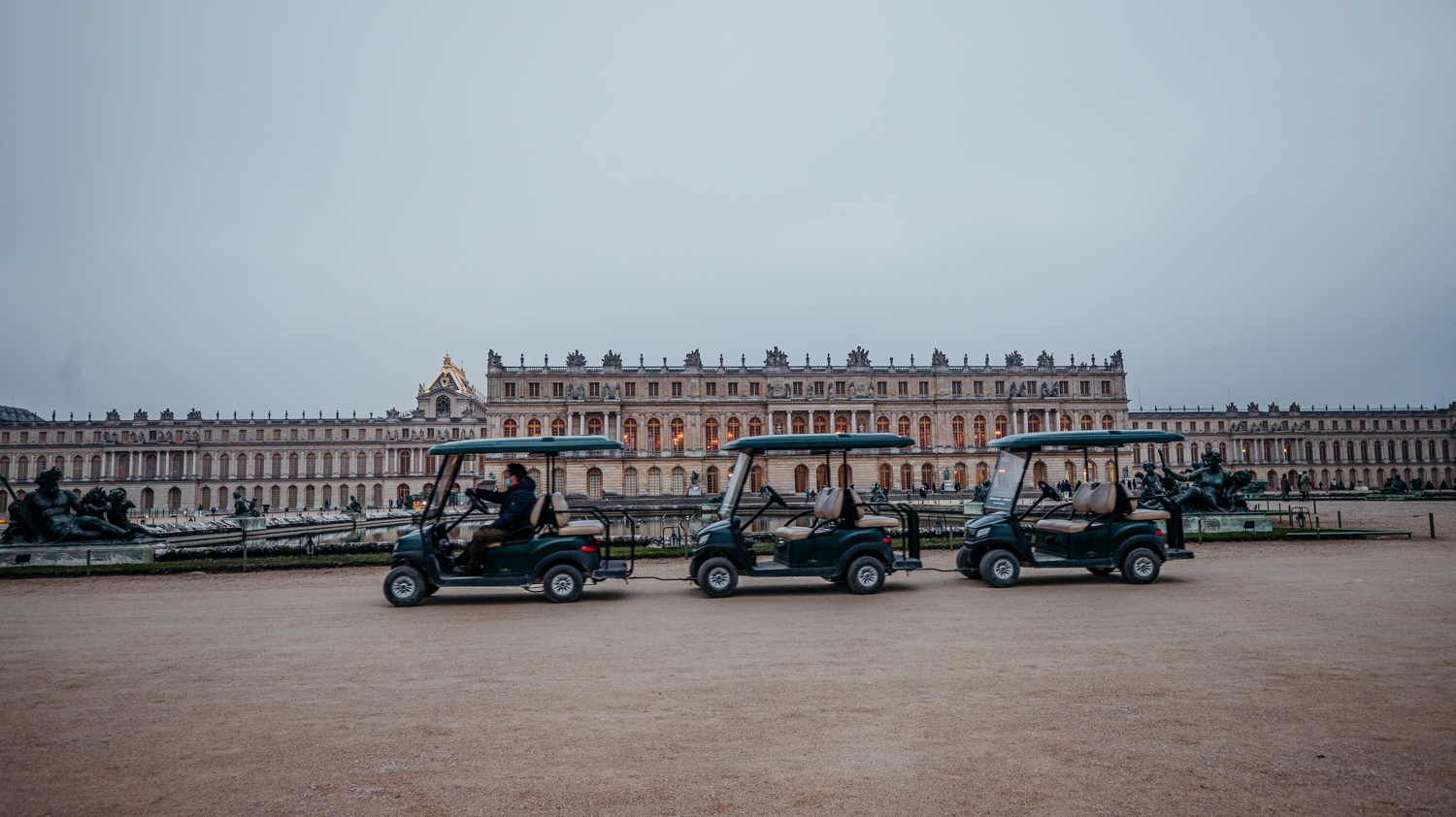 Des petites voitures permettent aux visiteurs de se promener partout dans les jardins © Globe Reporters