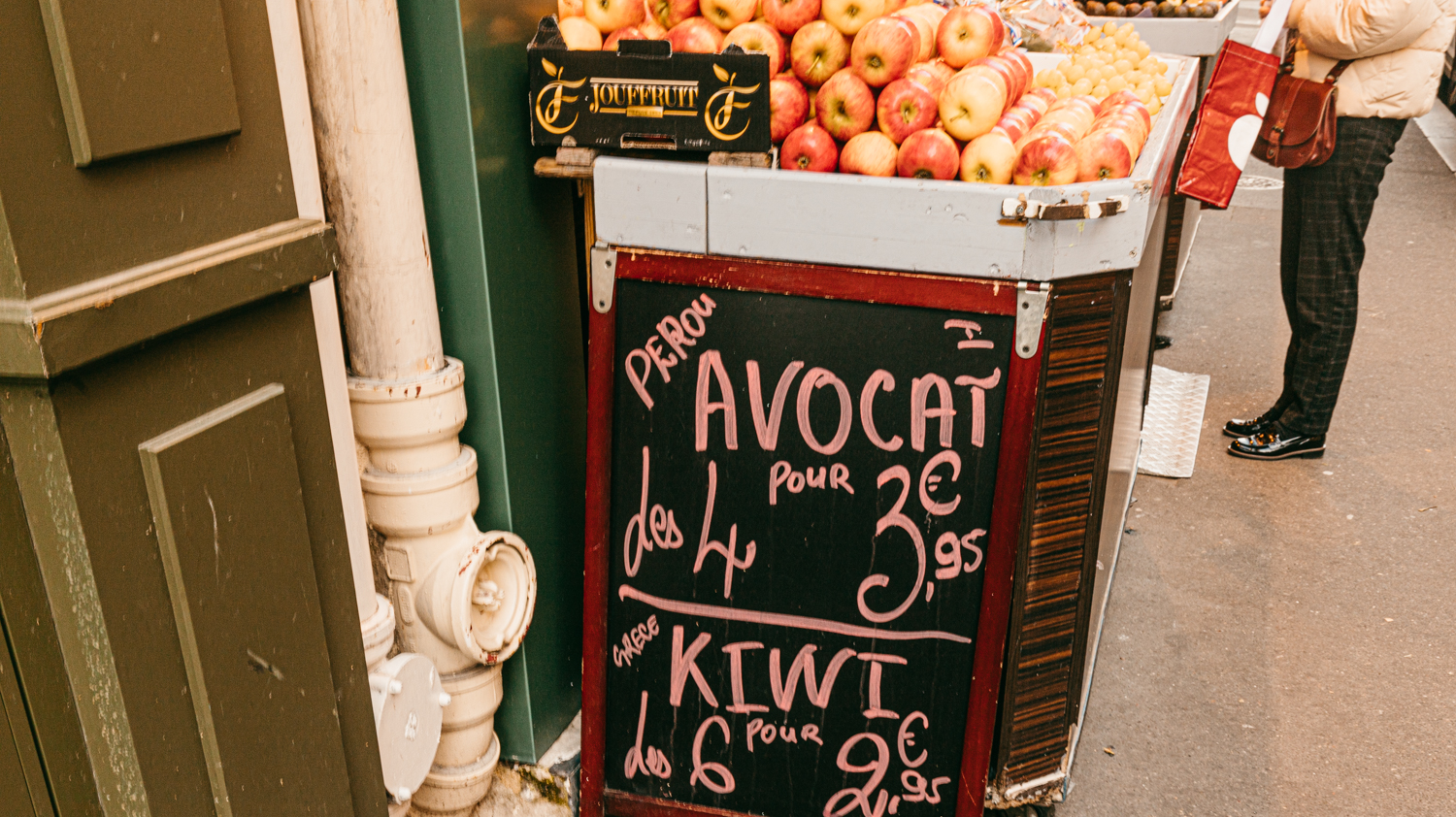 Manger à Paris coute plus cher qu’en province. Cependant, les salaires sont plus élevés. © Globe Reporters