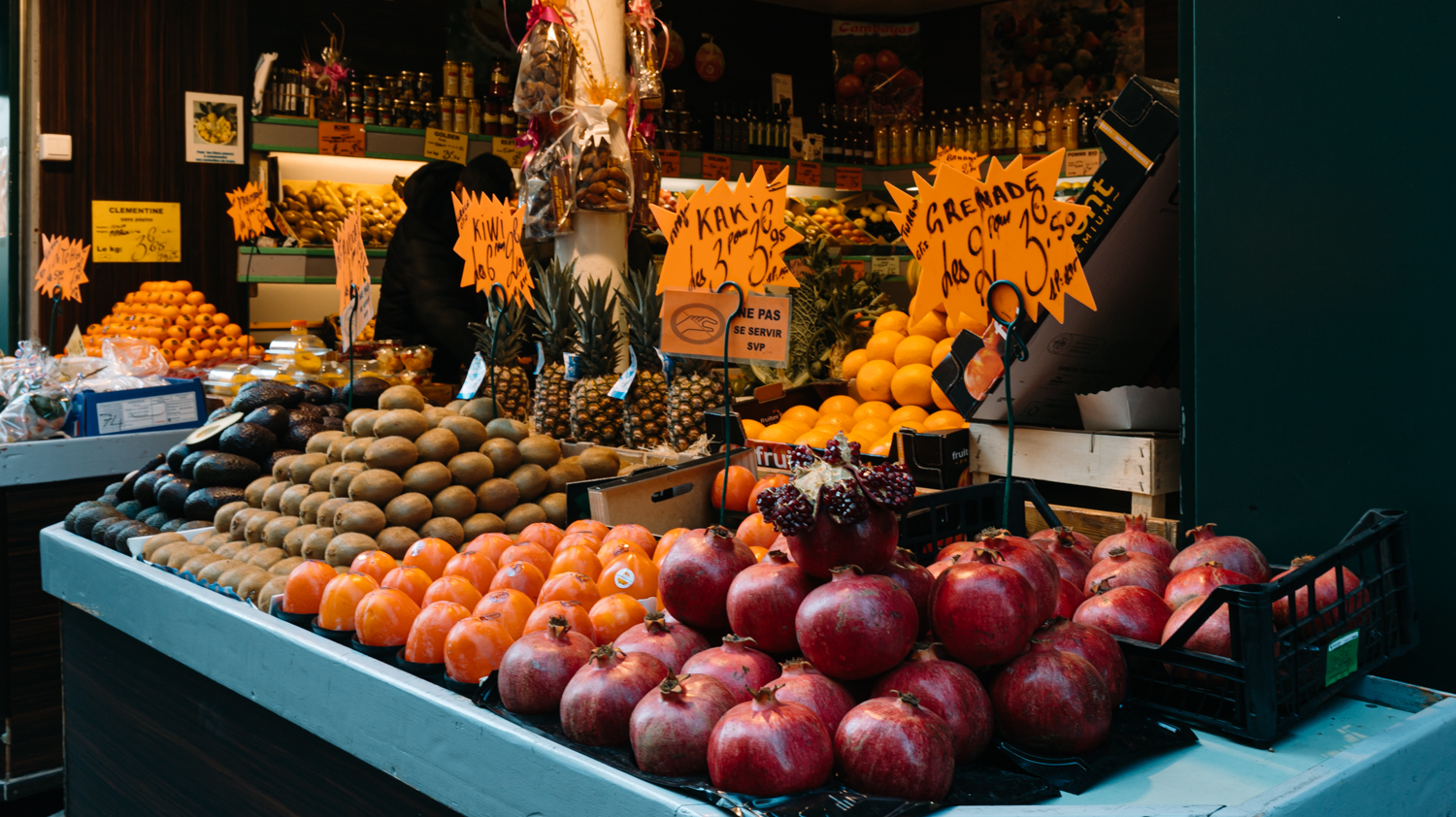 Un primeur qui vend fruits et légumes © Globe Reporters