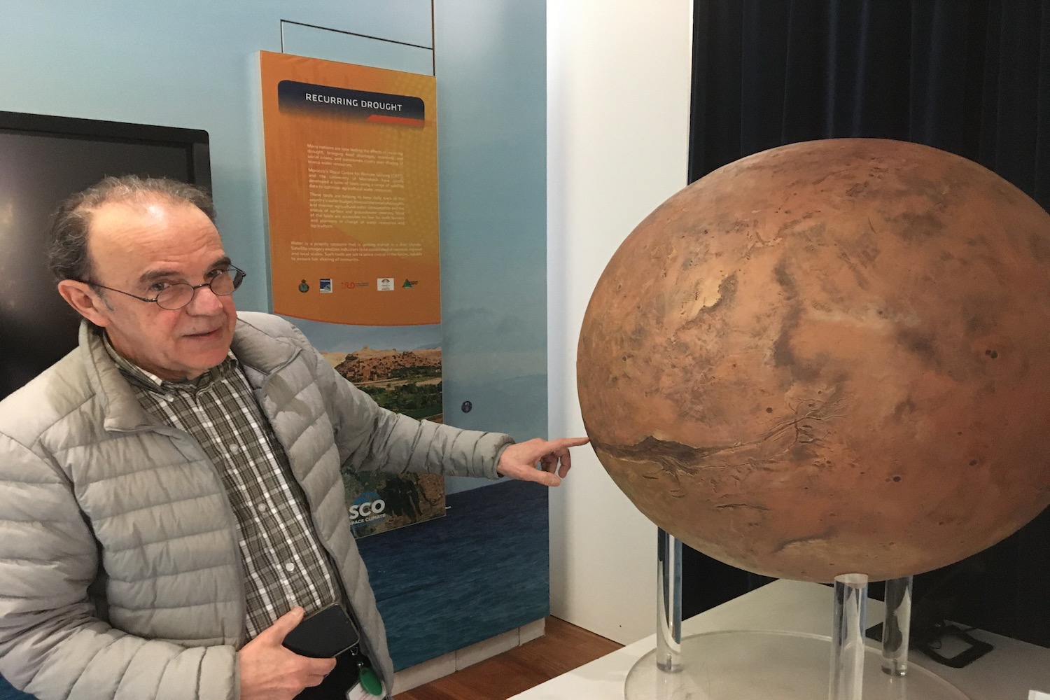 12.Francis ROCARD devant la maquette de la planète Mars © Globe Reporters