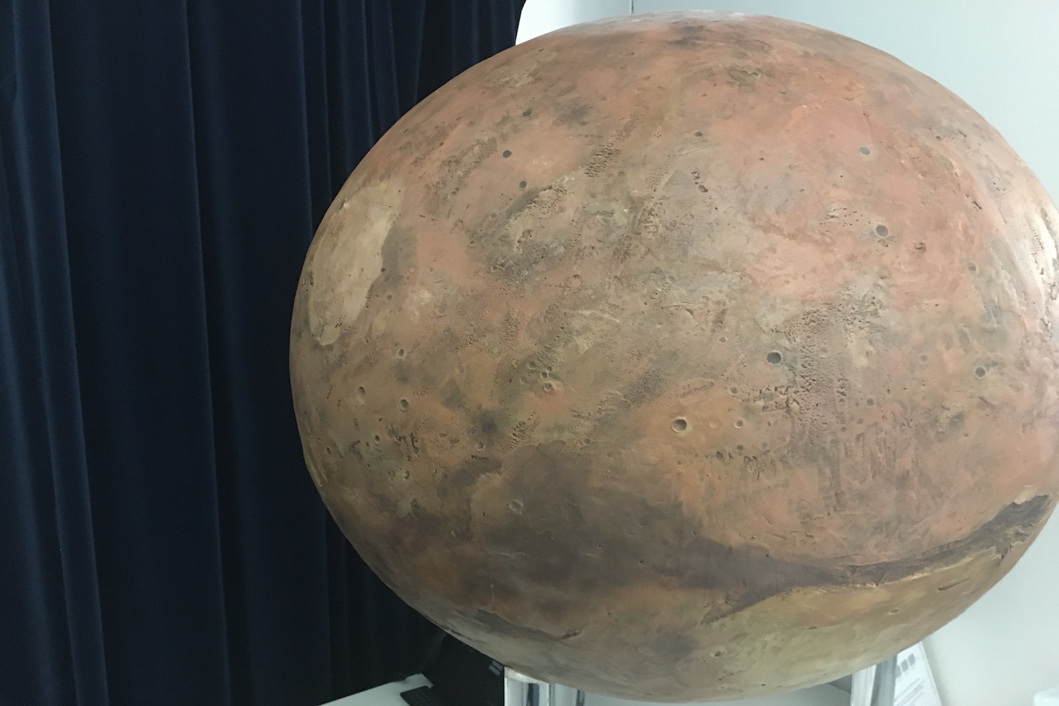 La maquette de la planète Mars © Globe Reporters