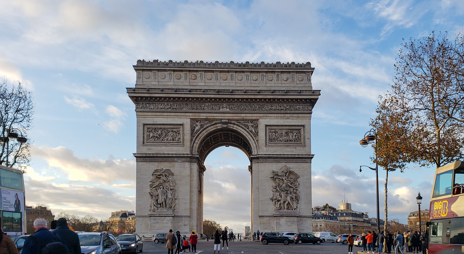 Au bout des Champs-Élysées trône l’Arc de Triomphe, construit en 1806 © Globe Reporters