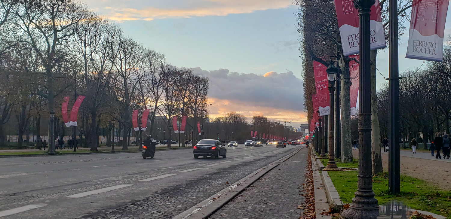 Les Champs-Élysées s’étendent sur 2 km © Globe Reporters
