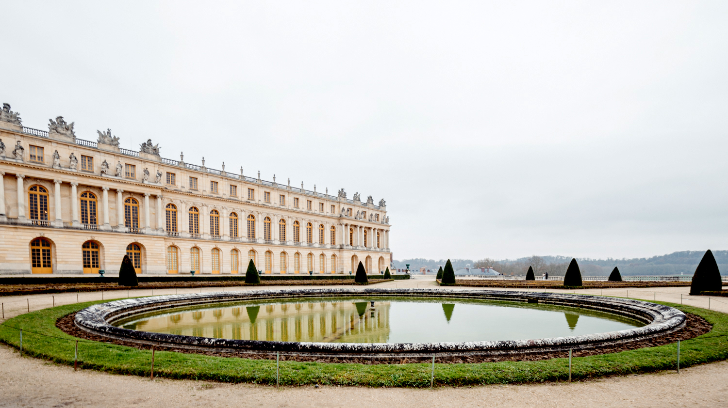 Beaucoup de bassins décorent les jardins du Château de Versailles © Globe Reporters