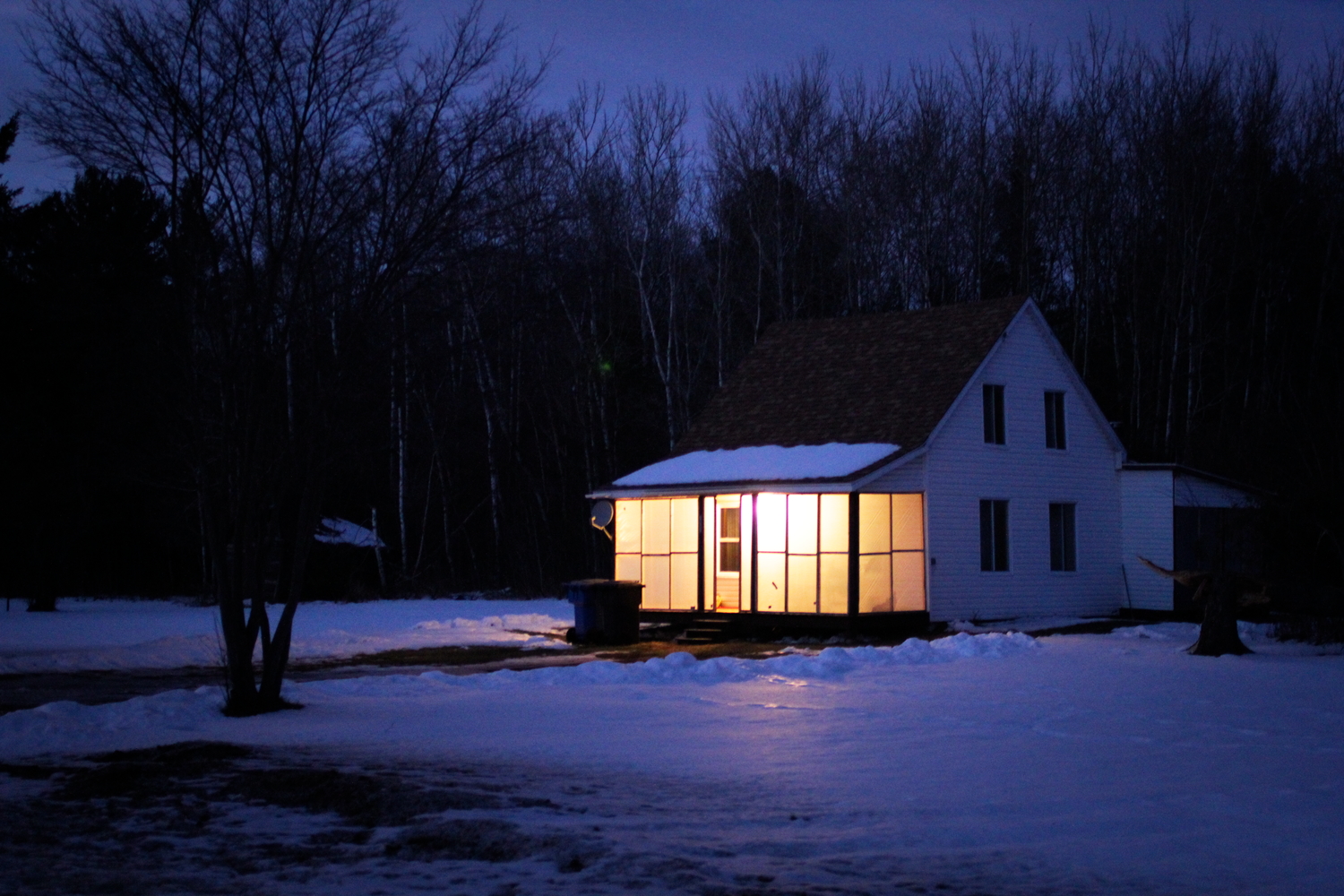 Une petite maison illuminée.