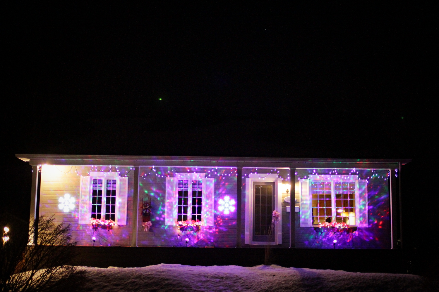 Une autre maison déjà décorée pour Noël. 