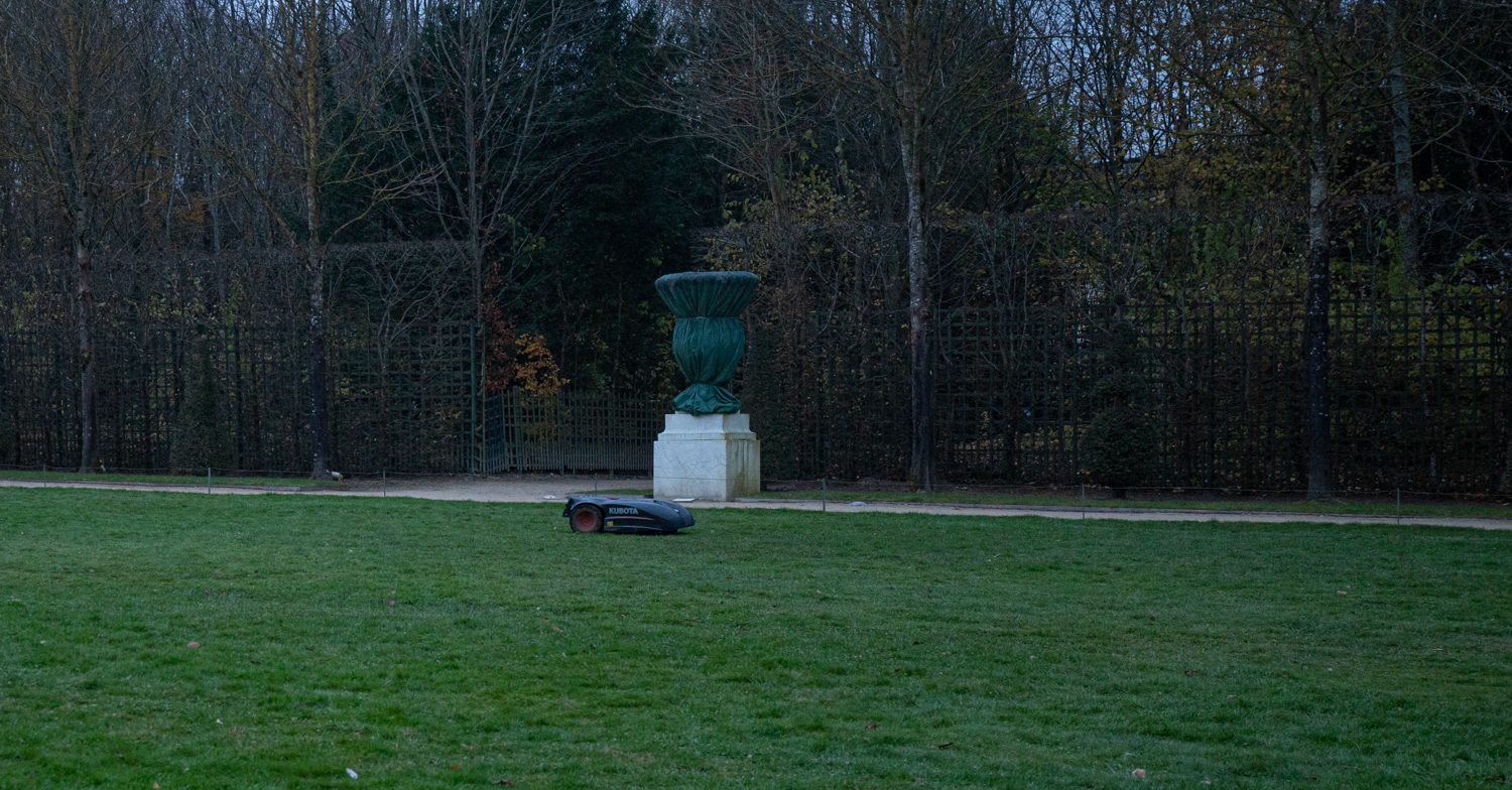 50 jardiniers s’occupent des jardins de Versailles et utilisent des technologies récentes pour l’entretien de cet immense espace © Globe Reporters