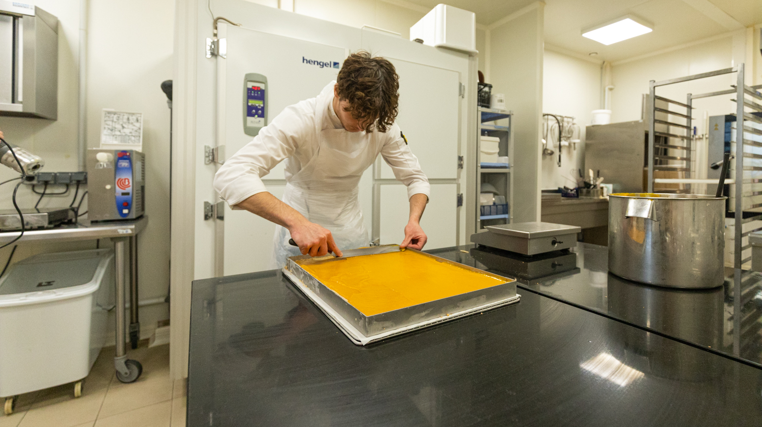 Yann BRYS travaille avec 8 employés dans sa pâtisserie de Saulx-les-Charteux © Globe Reporters