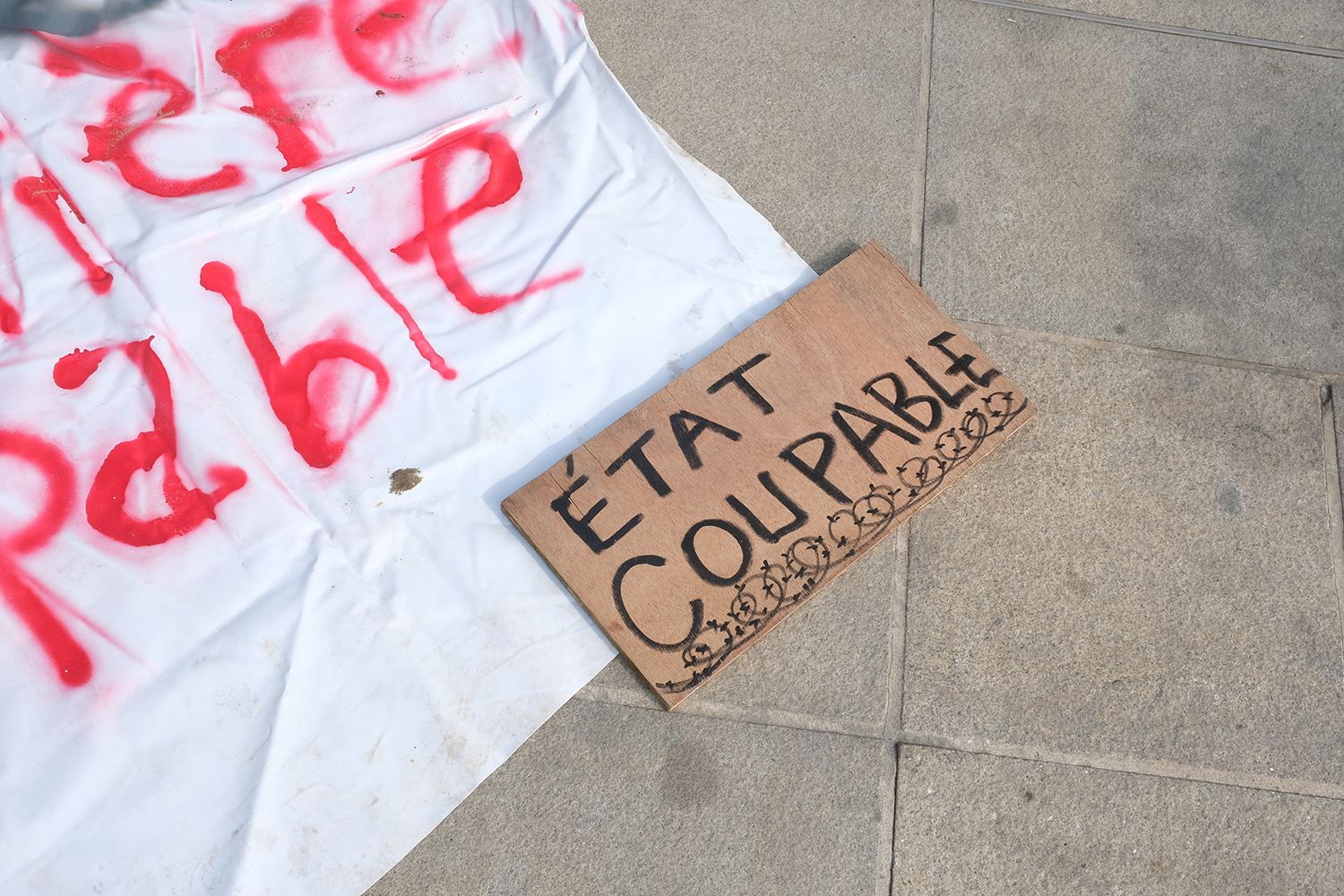 Une banderole au sol lors du rassemblement du 31 mars 2019 à Calais. 
