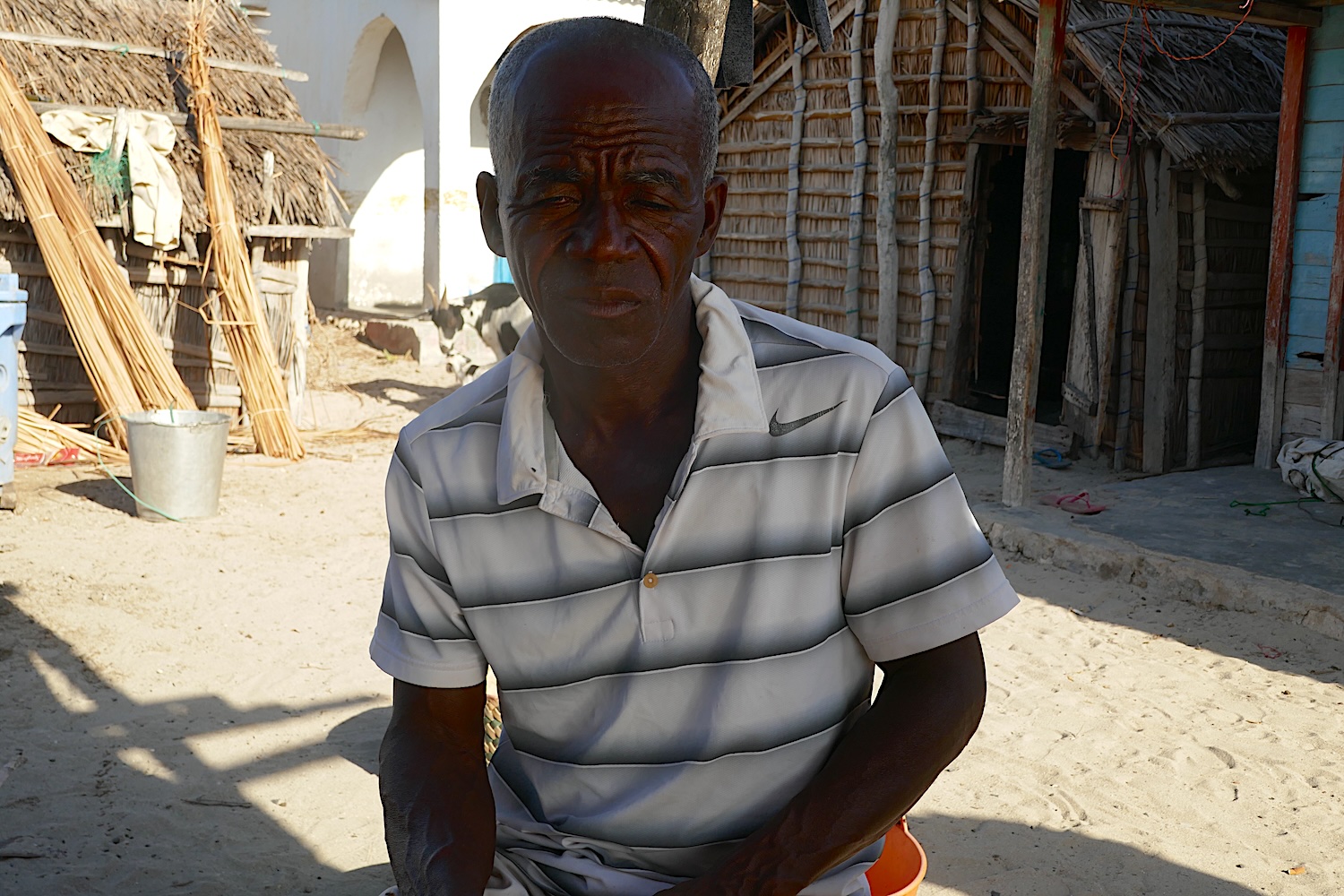 Agustin GULLURU est pêcheur et chef du village d’Ambola depuis une vingtaine d’années. C’est une autorité respectée © Globe Reporters