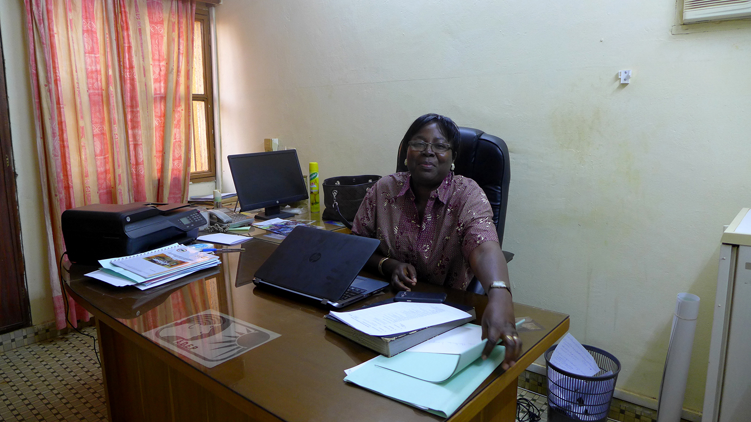 Hortense LOUGUE, coordinatrice d’ADEP, dans son bureau au siège de l’association. 