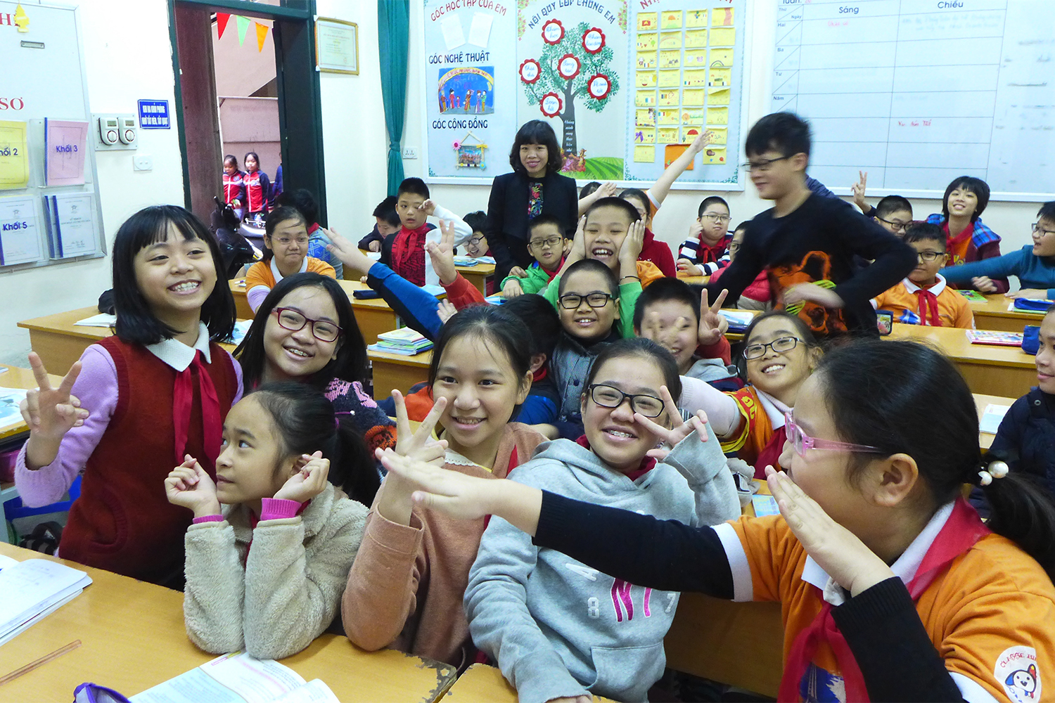 Thoa, professeure de français, avec sa classe, à l’école Dien Bien, dans le centre de Hanoi.