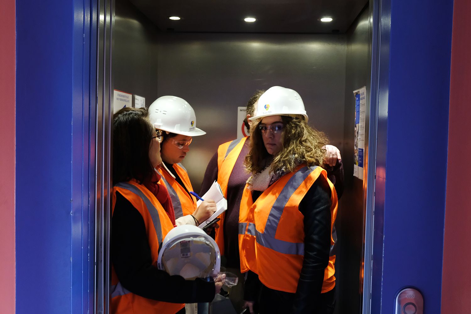 Pour rejoindre les bureaux et la tour de contrôle, les globe-reportrices prennent l’ascenseur.