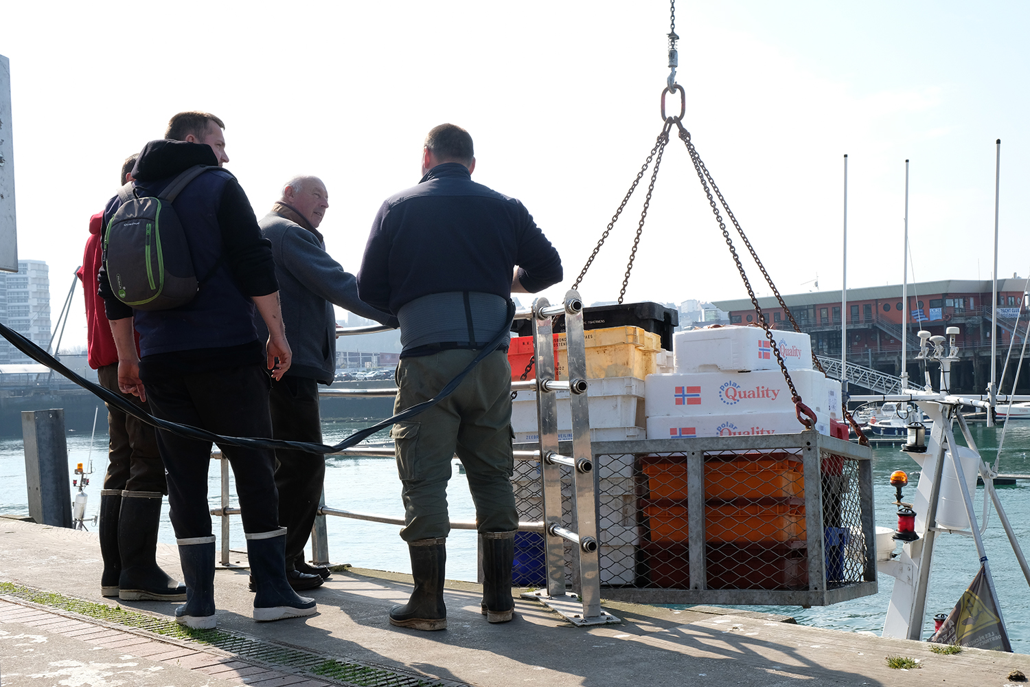 A midi, le fileyeur et l’équipage de Stéphane PINTO rentrent à quai et déchargent les caisses de poissons, principalement des soles.