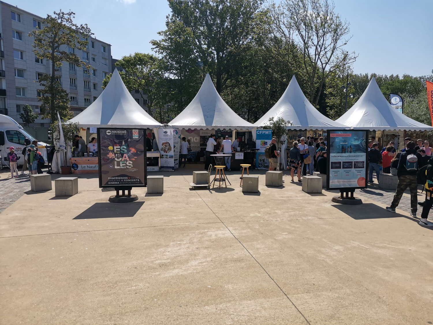 Les stands des collèges de Boulogne-sur-Mer lors du Festival de la mer et des océans @ Globe Reporters