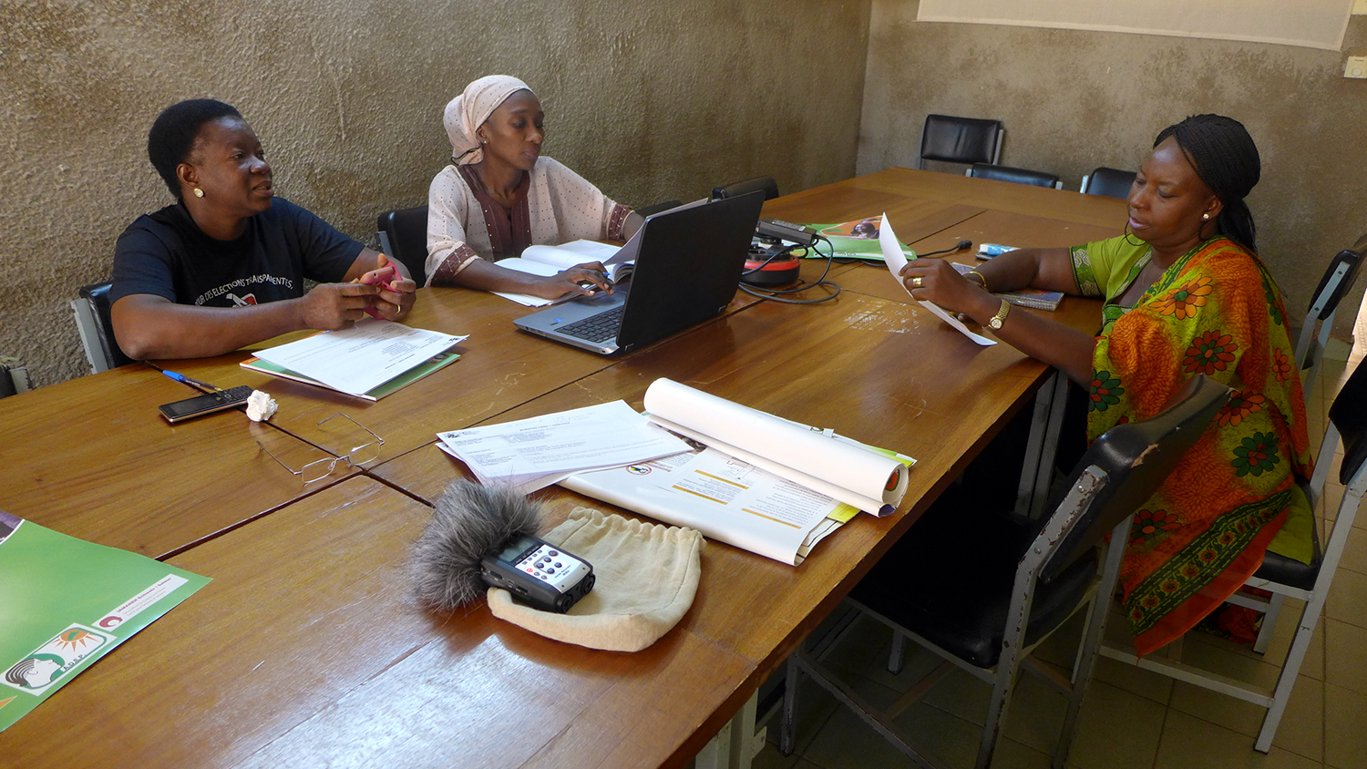Fatimata ZADI, Aminata OUEDRAOGO et Aïssiata NAON préparent les réponses aux questions des globe-reporters du collège Paul Verlaine. 