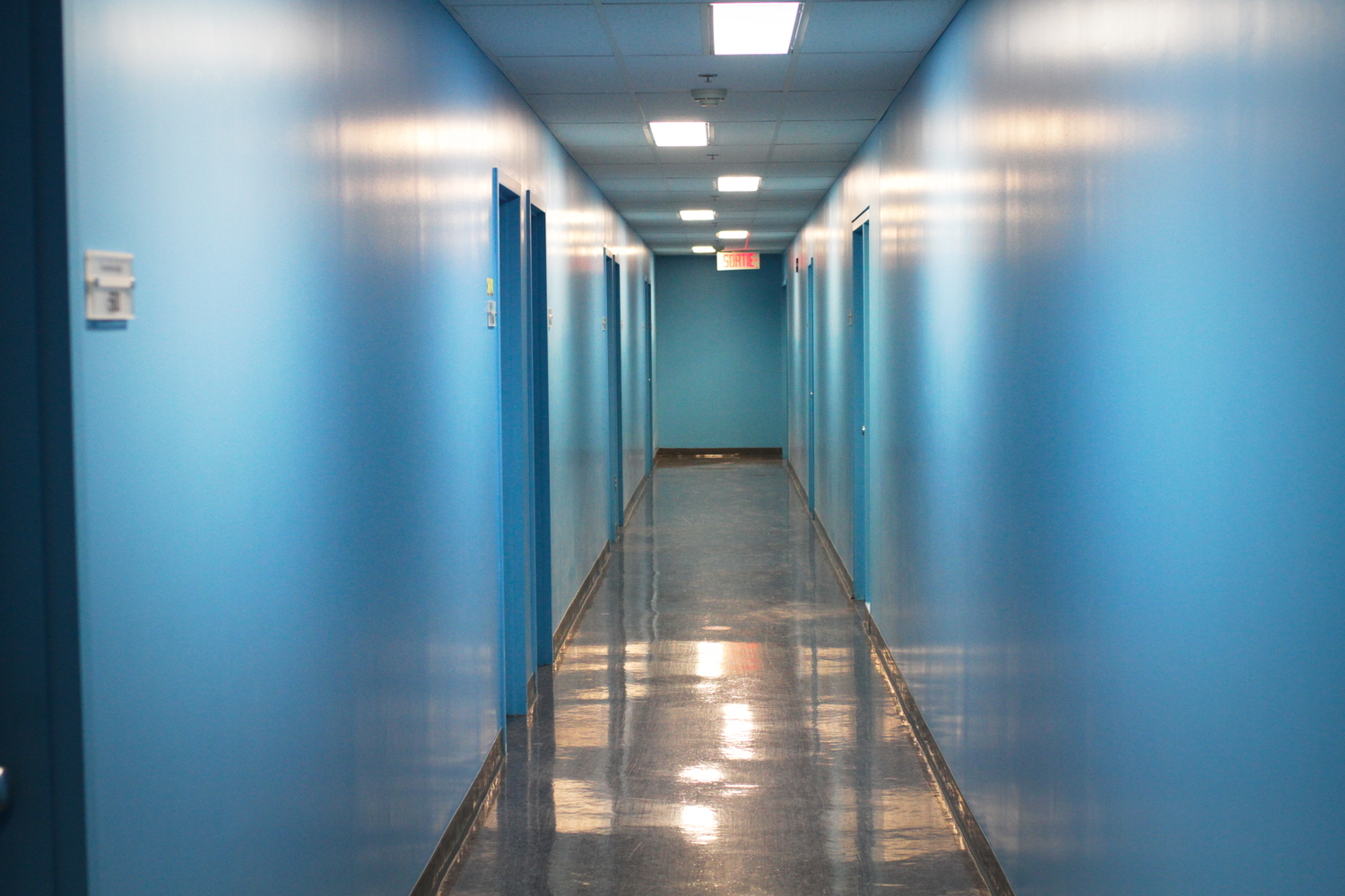 Les couloirs bleus de l’ENAP.