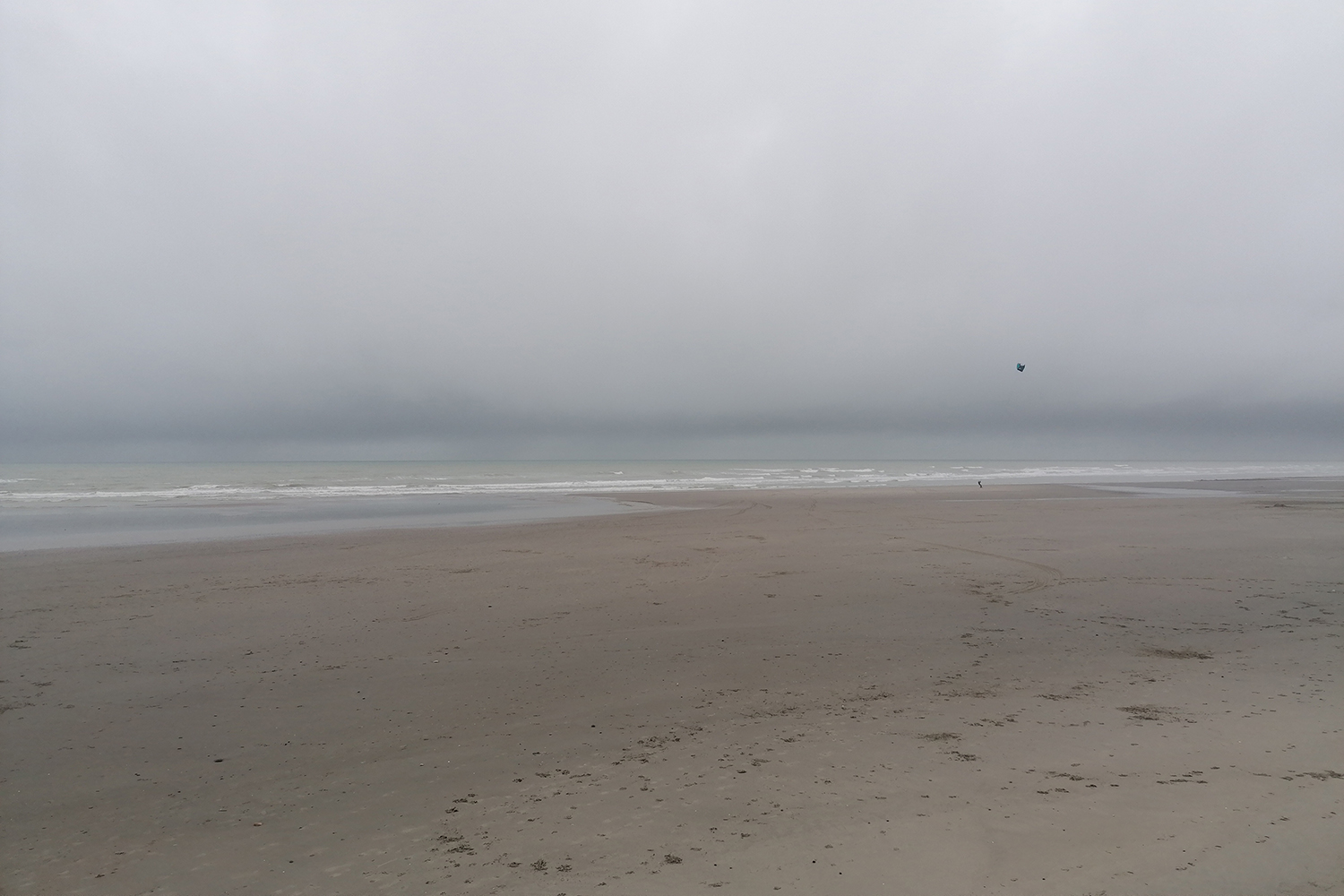 Les plages du Nord, et leurs grandes étendues de sable fin. Ce jour-là, la mer se perd dans le brouillard © Globe Reporters